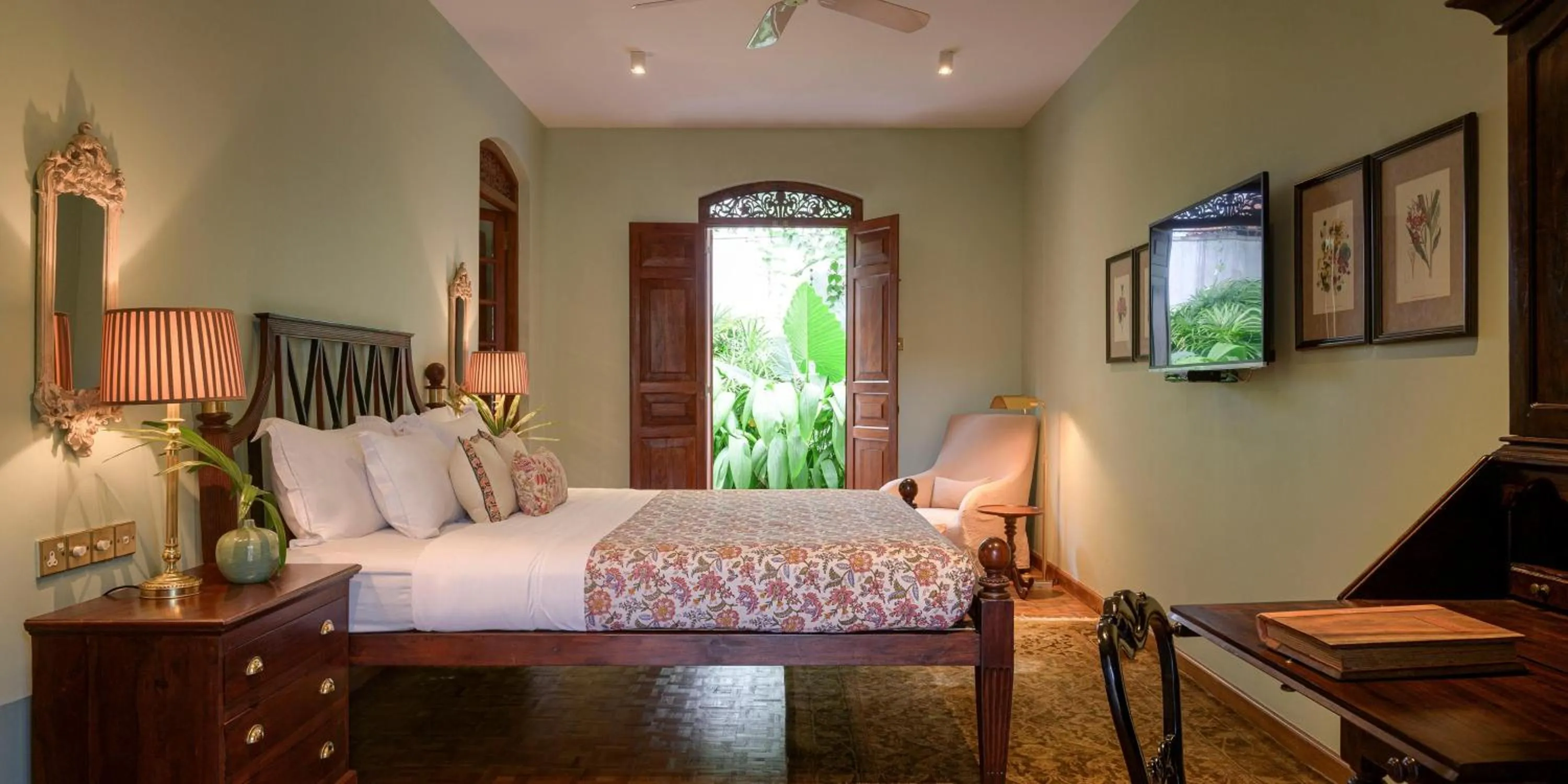 Photo of the whole room, Bed in Maniumpathy Hotel