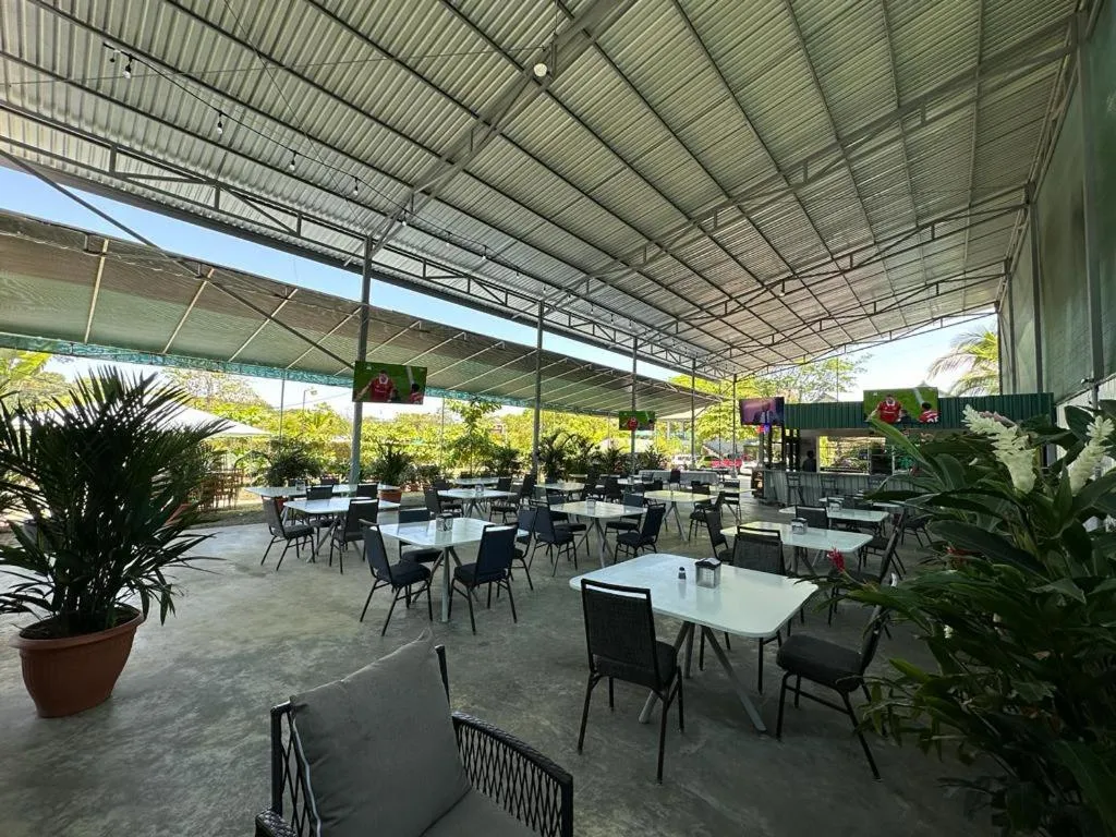 Restaurant/places to eat in Hotel Cabinas el Tecal