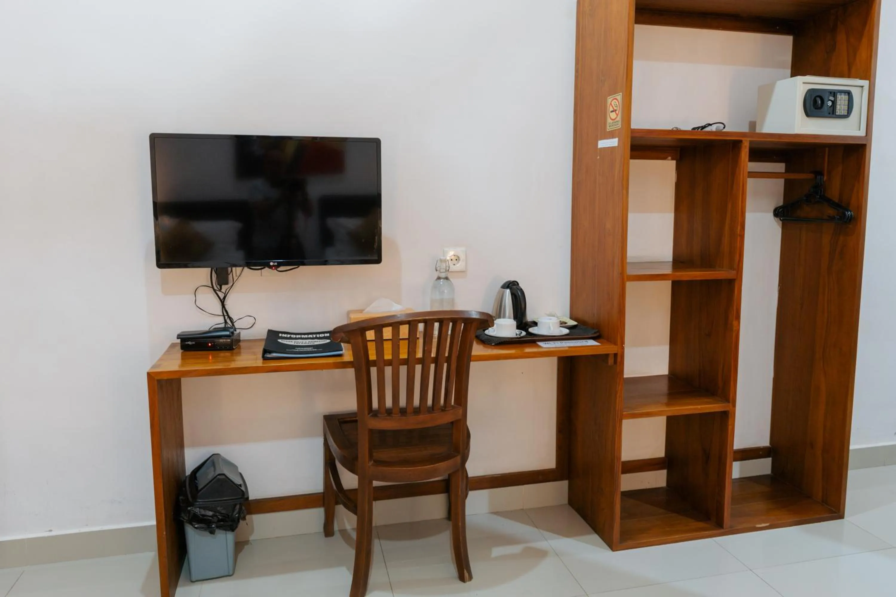 TV and multimedia in Ocean Villa Dive Resort - Tulamben