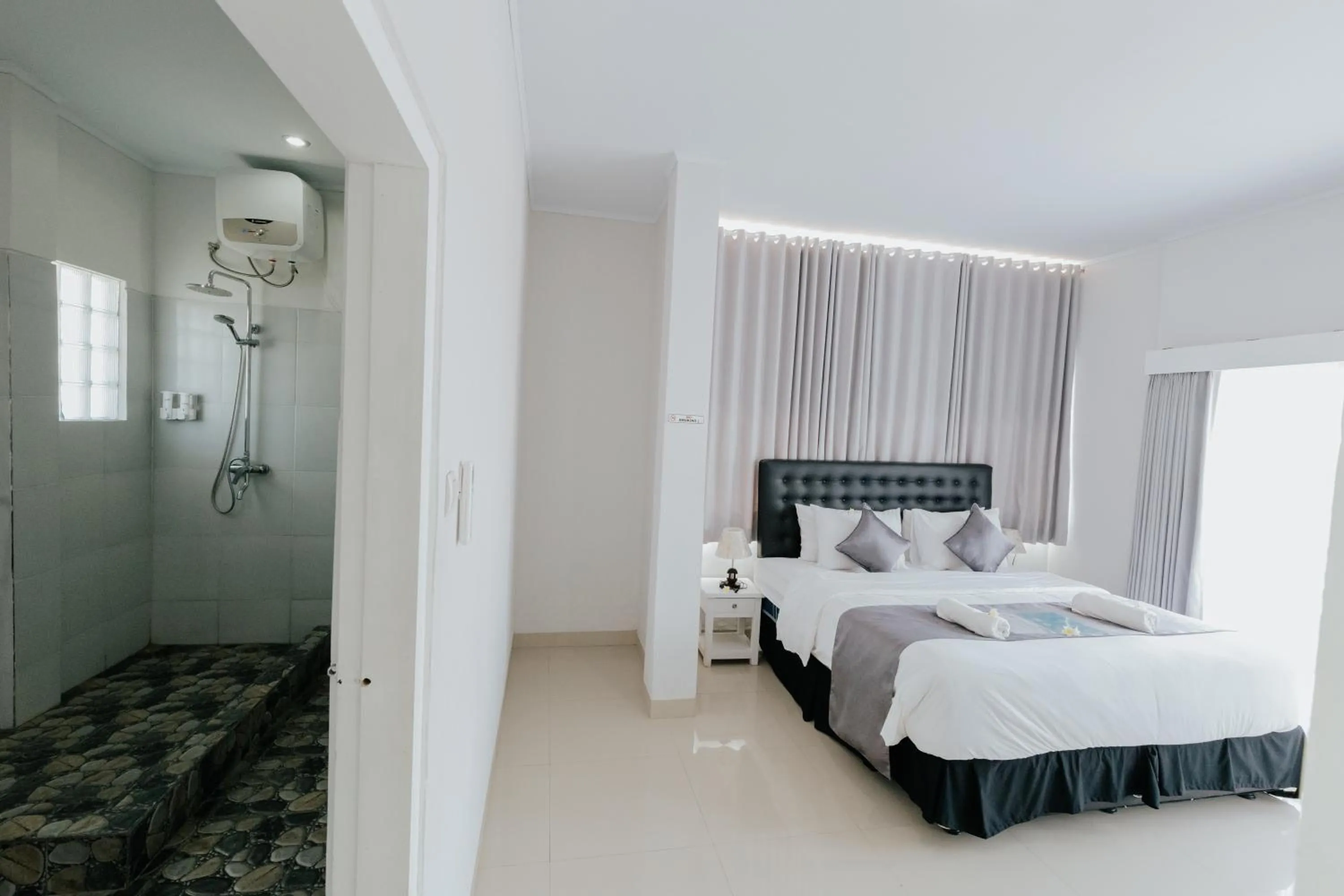 Shower, Bed in Ocean Villa Dive Resort - Tulamben