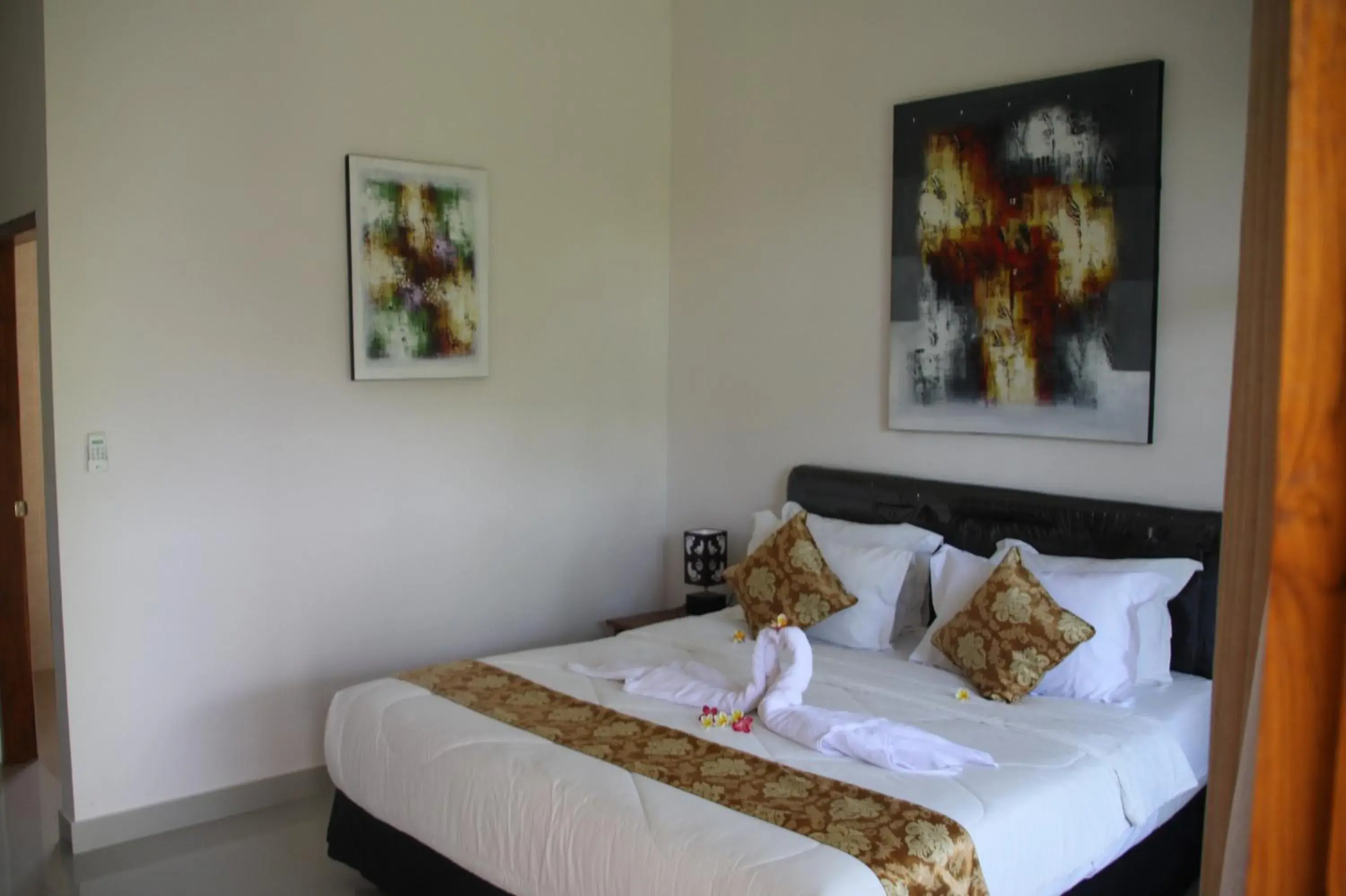 Bed in Ocean Villa Dive Resort - Tulamben Bed in Ocean Villa Dive Resort - Tulamben