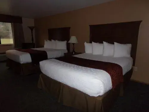 Deluxe Room, 2 Queen Beds, Refrigerator & Microwave, Top Floor in Cowlitz River Lodge Deluxe Room, 2 Queen Beds, Refrigerator & Microwave, Top Floor in Cowlitz River Lodge