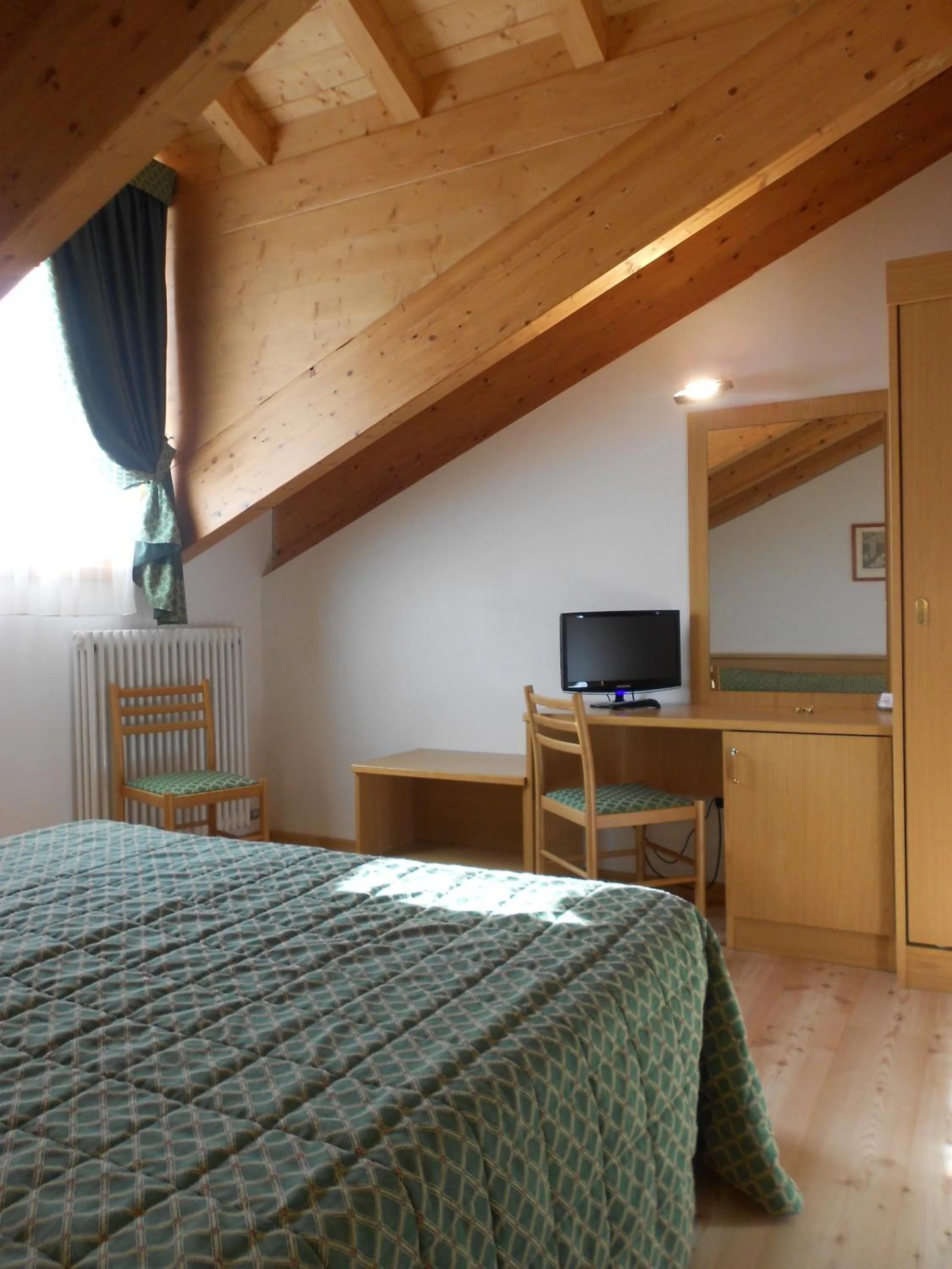 TV and multimedia, Bed in Garni Lago Nembia