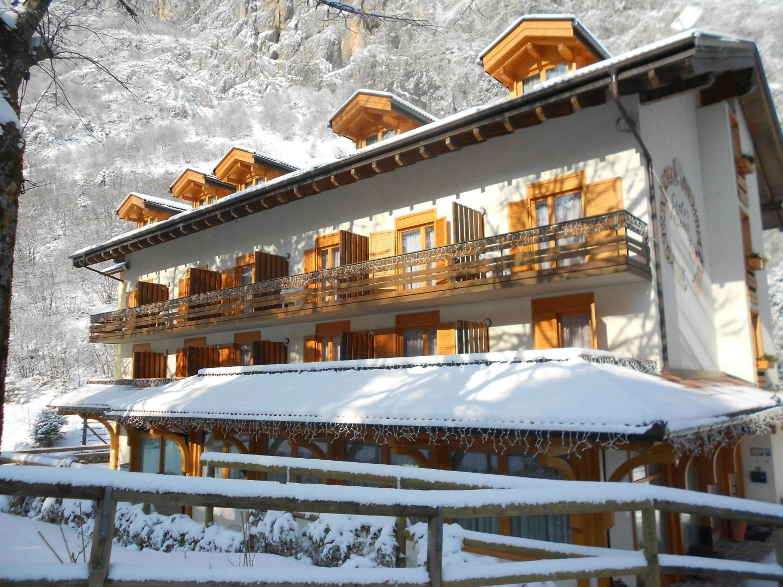 Facade/entrance in Garni Lago Nembia
