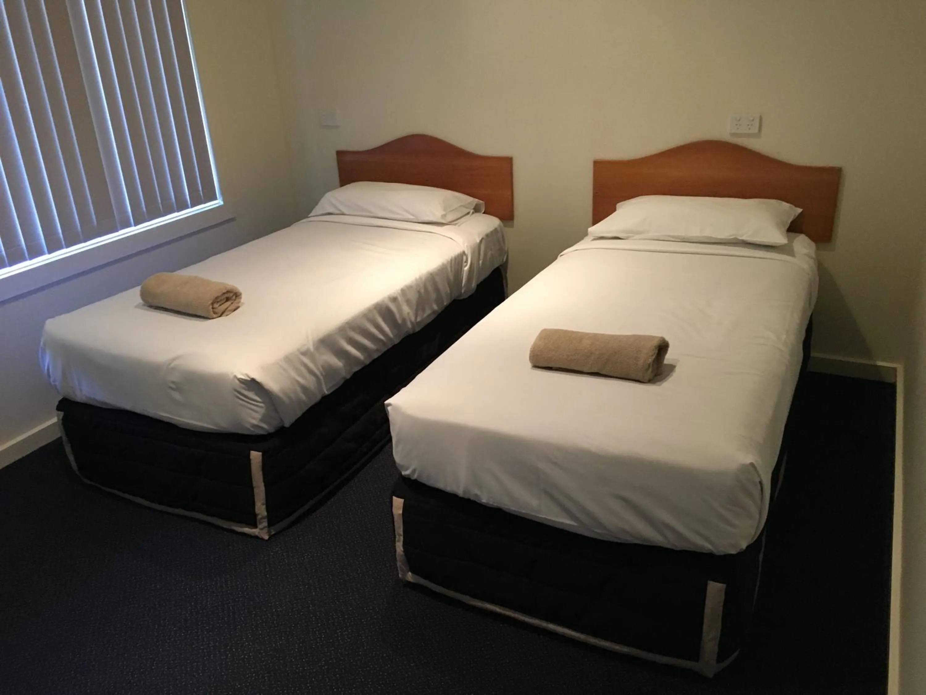 Bedroom, Bed in Lakeside Motel Waterfront