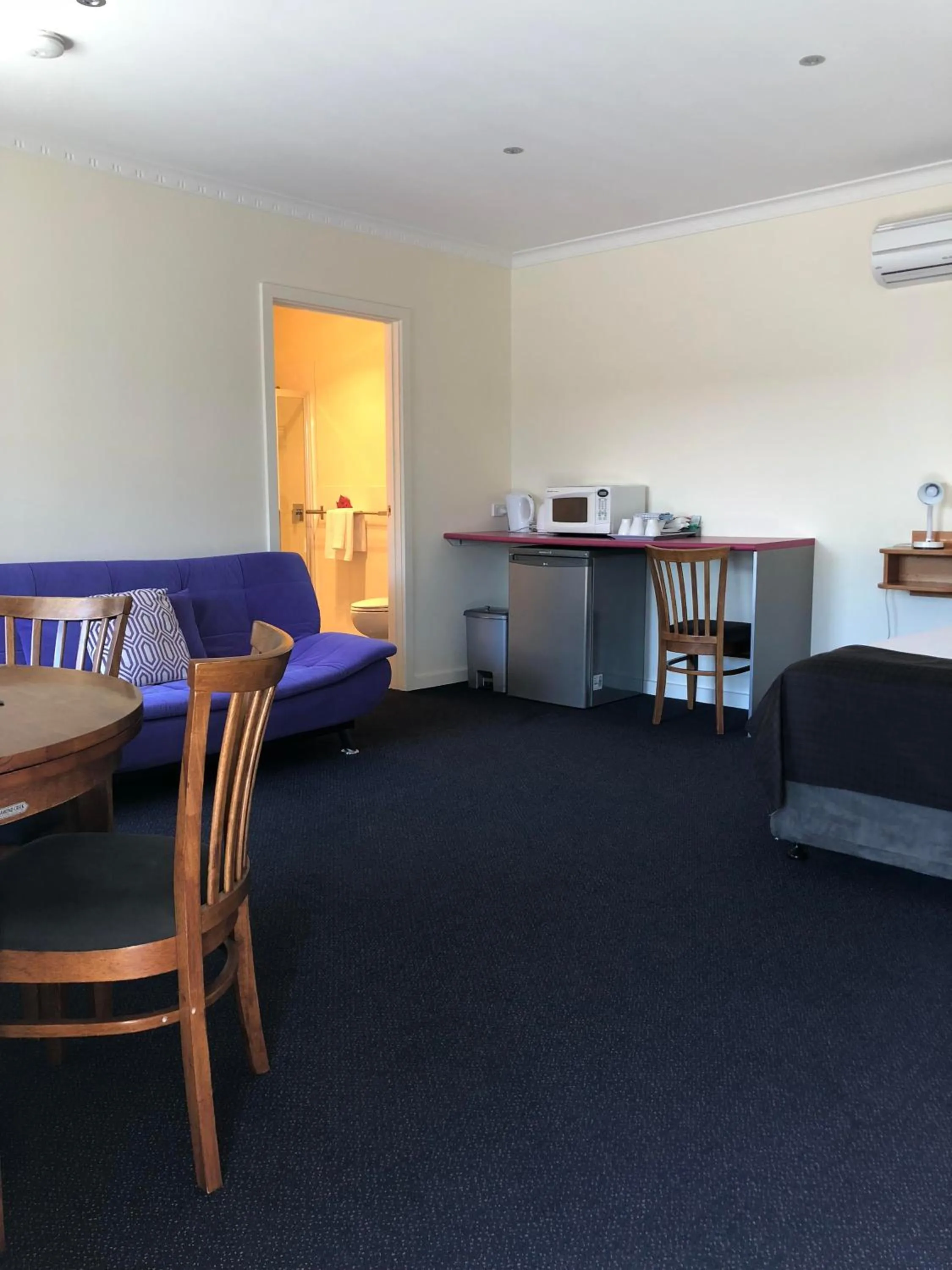 Photo of the whole room in Lakeside Motel Waterfront