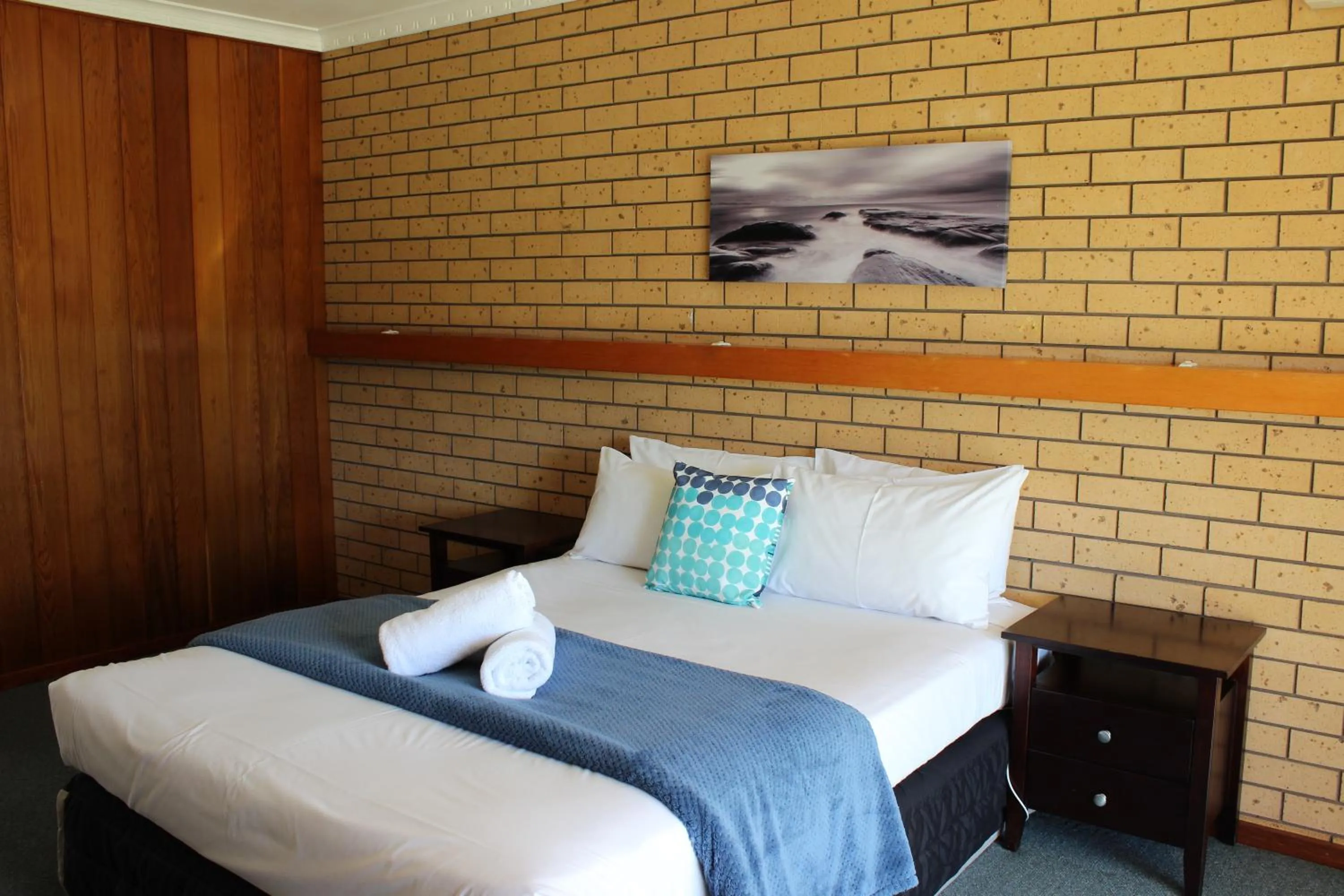 Bed in Lakeside Motel Waterfront