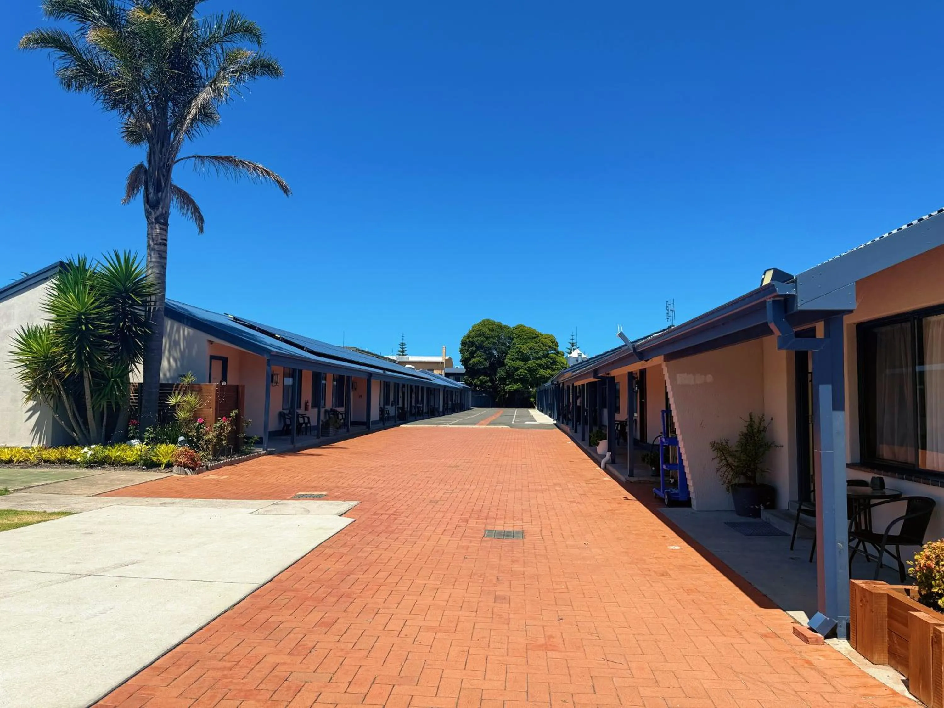 Property building in Lakeside Motel Waterfront
