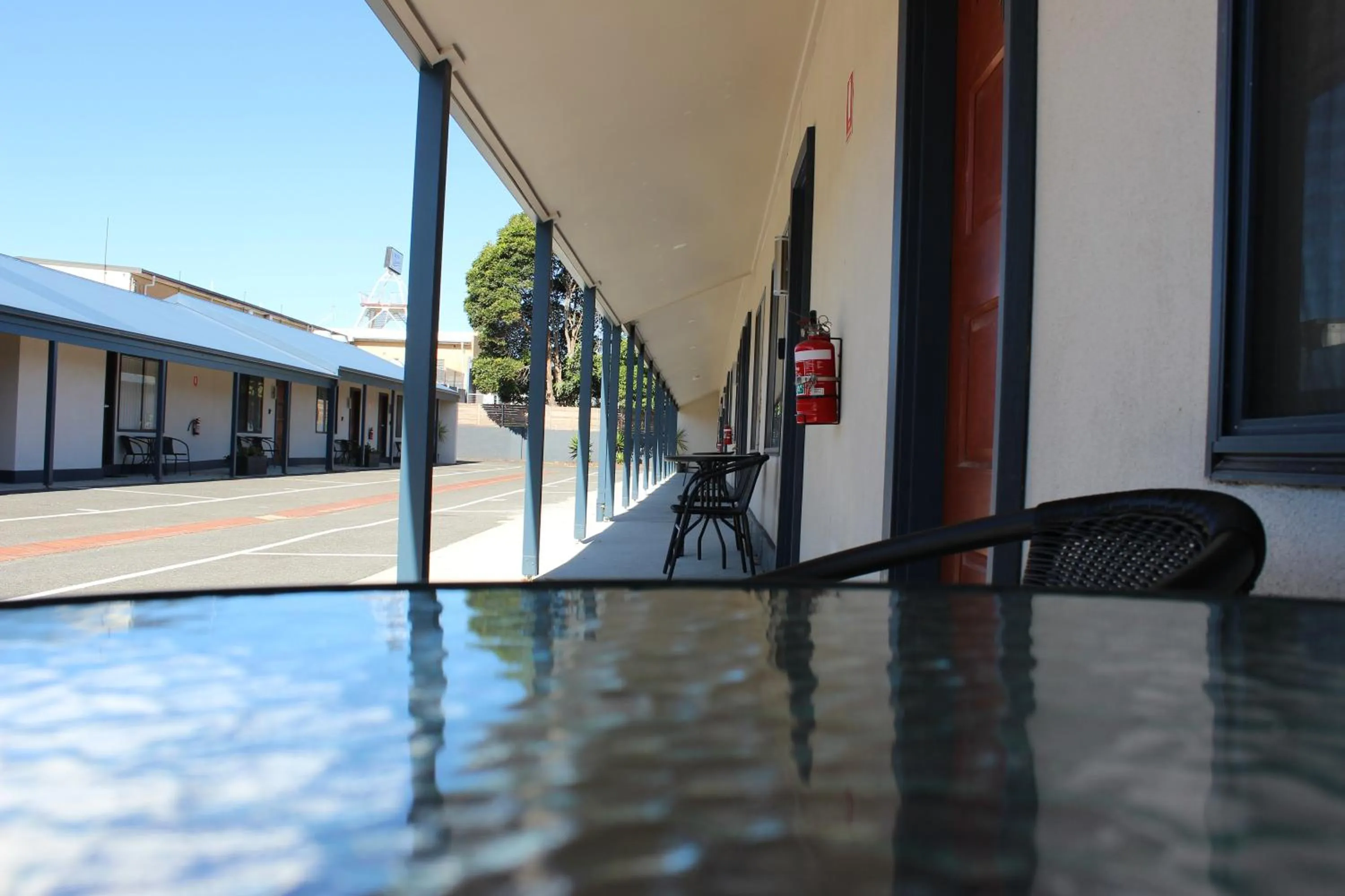 Seating area in Lakeside Motel Waterfront