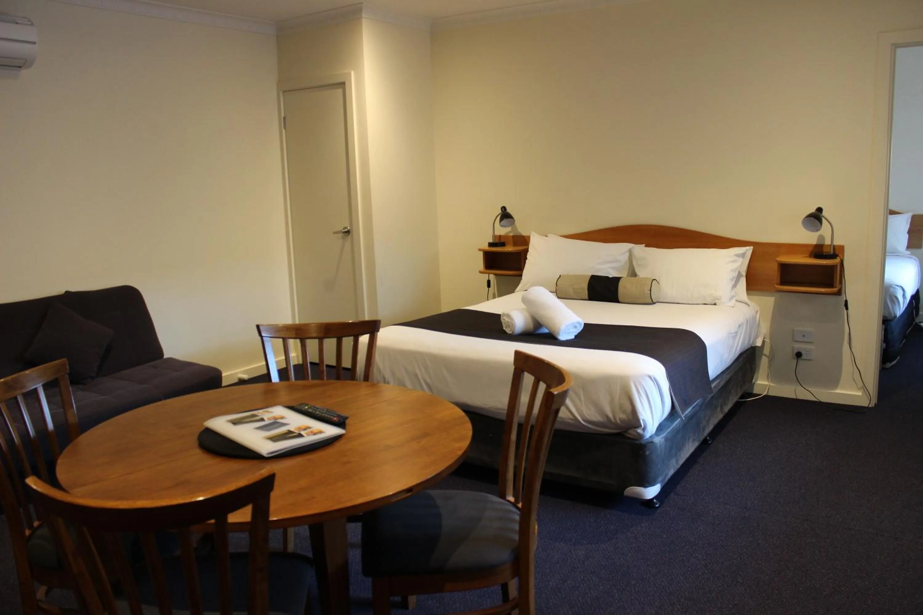 Bed in Lakeside Motel Waterfront