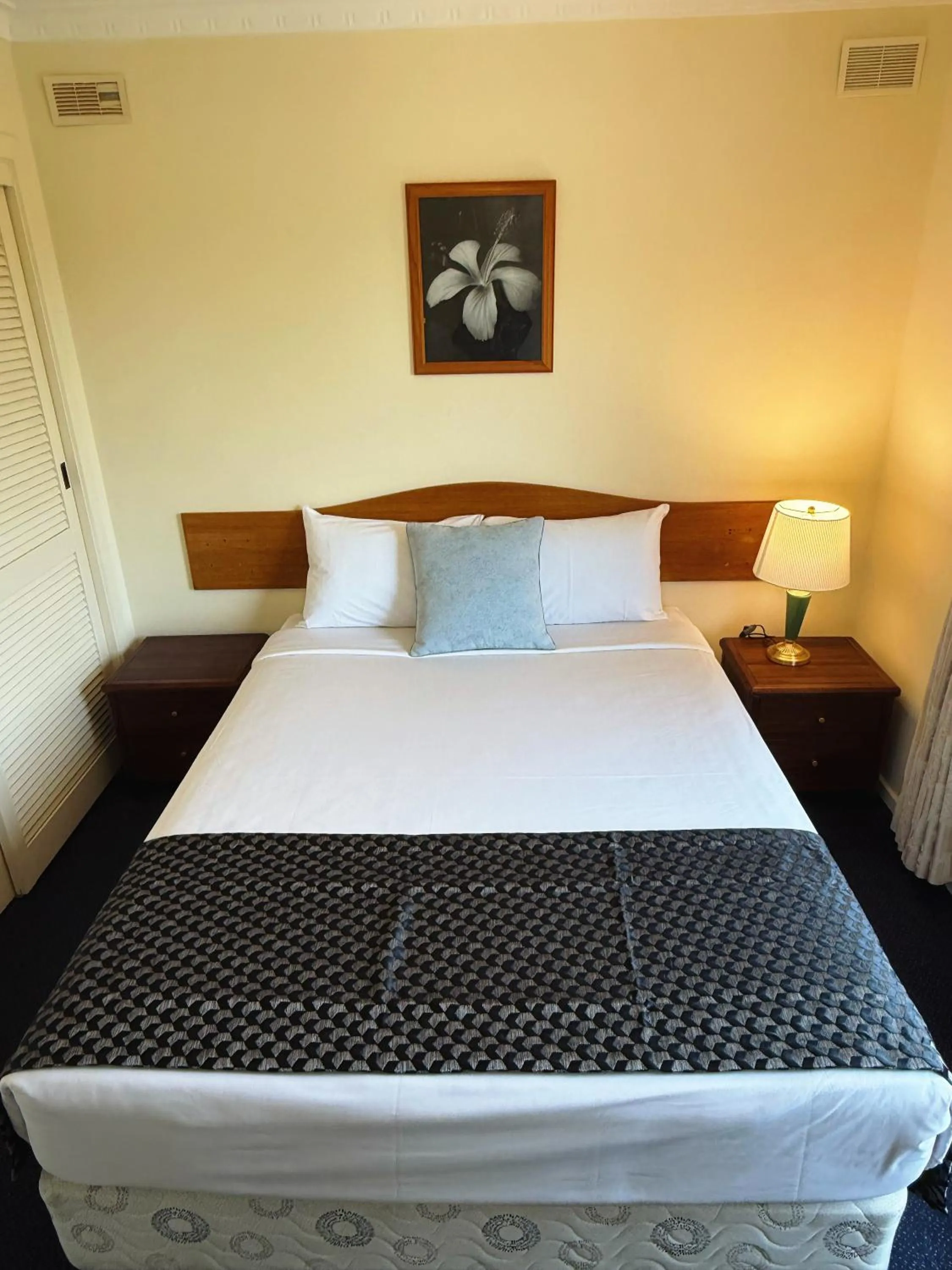 Bedroom, Bed in Lakeside Motel Waterfront