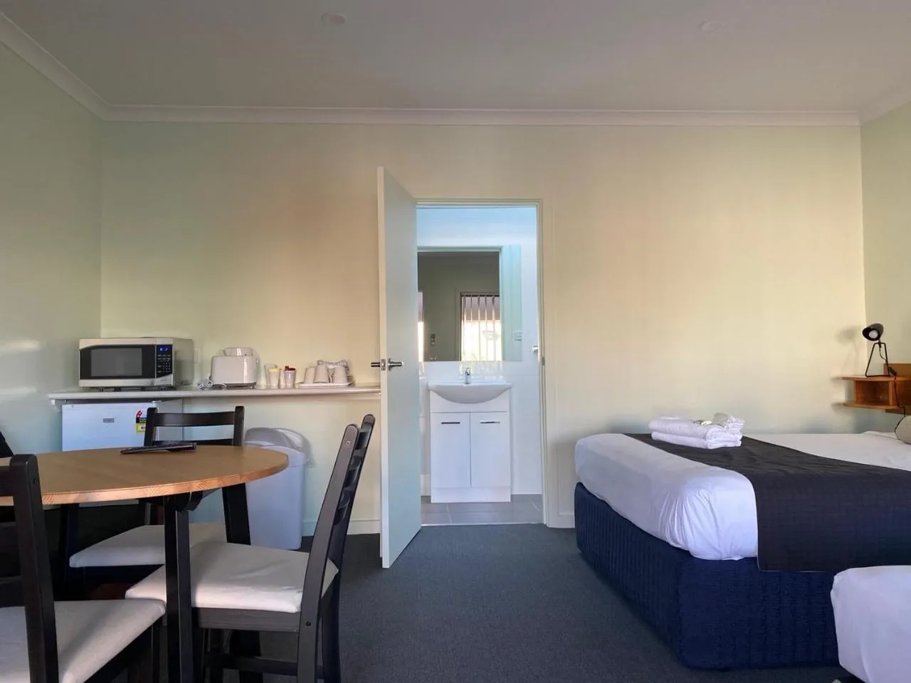 Photo of the whole room in Lakeside Motel Waterfront