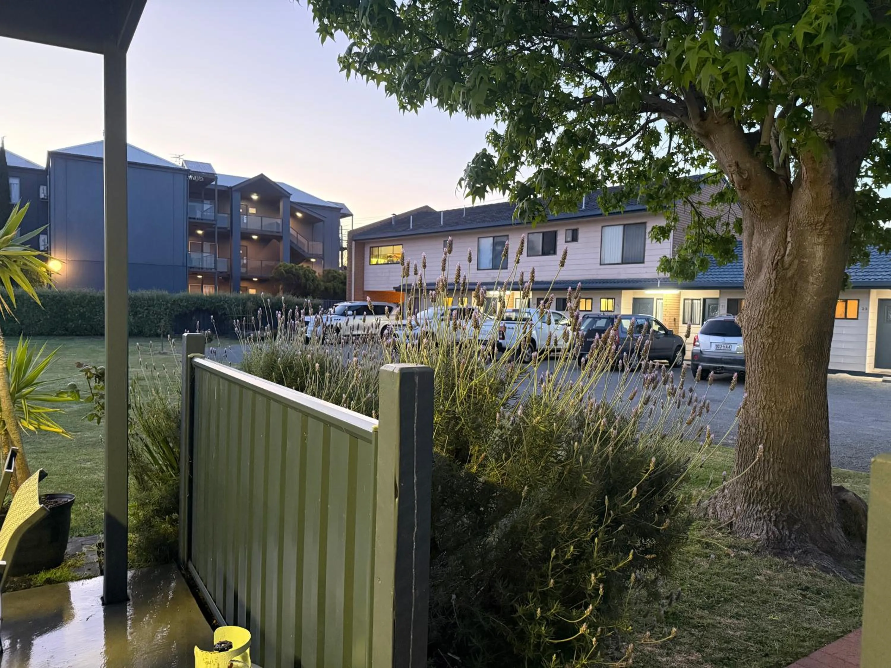 Property building in Lakeside Motel Waterfront