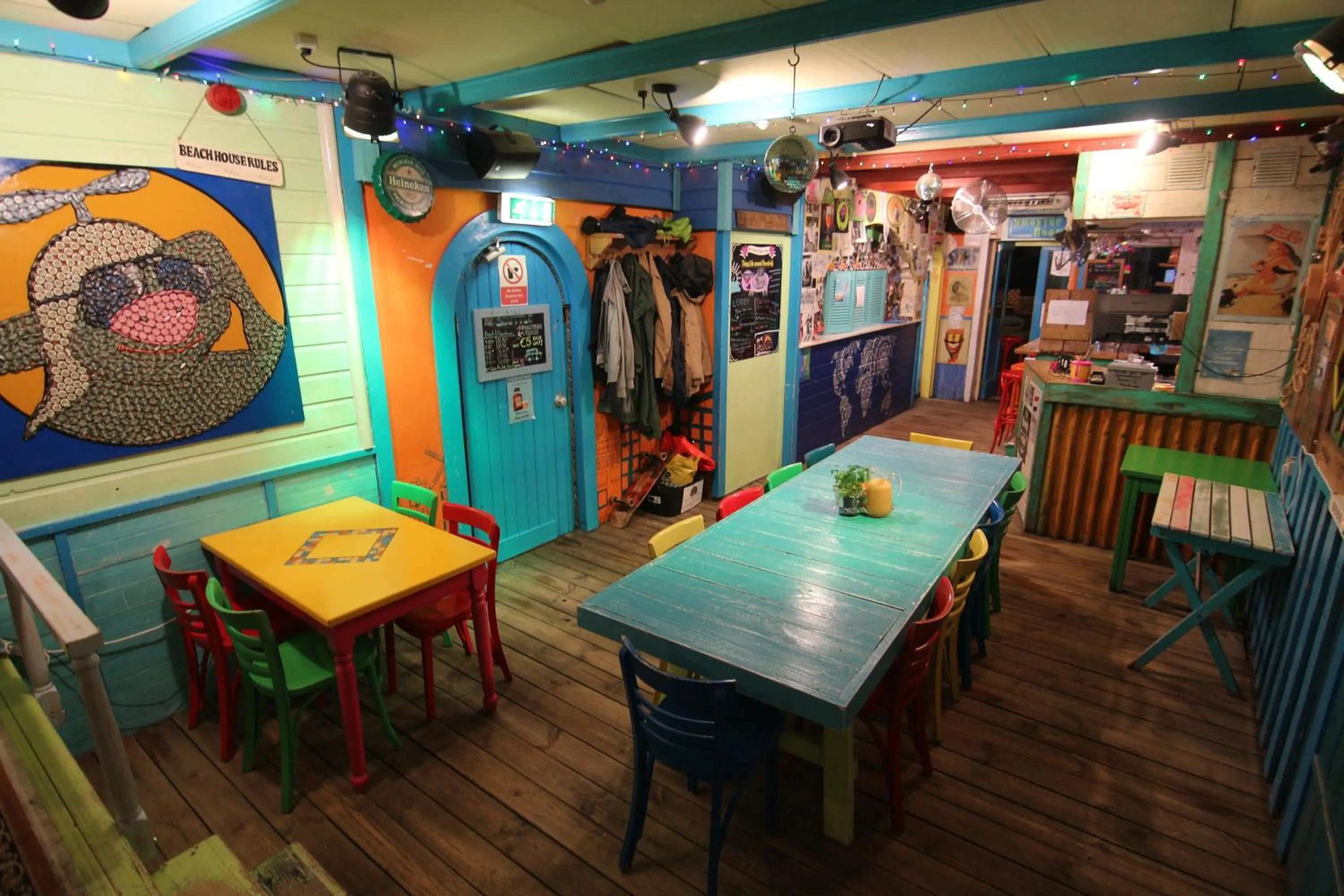 Lounge or bar in The Flying Pig Beach Hostel Age 18 to 40