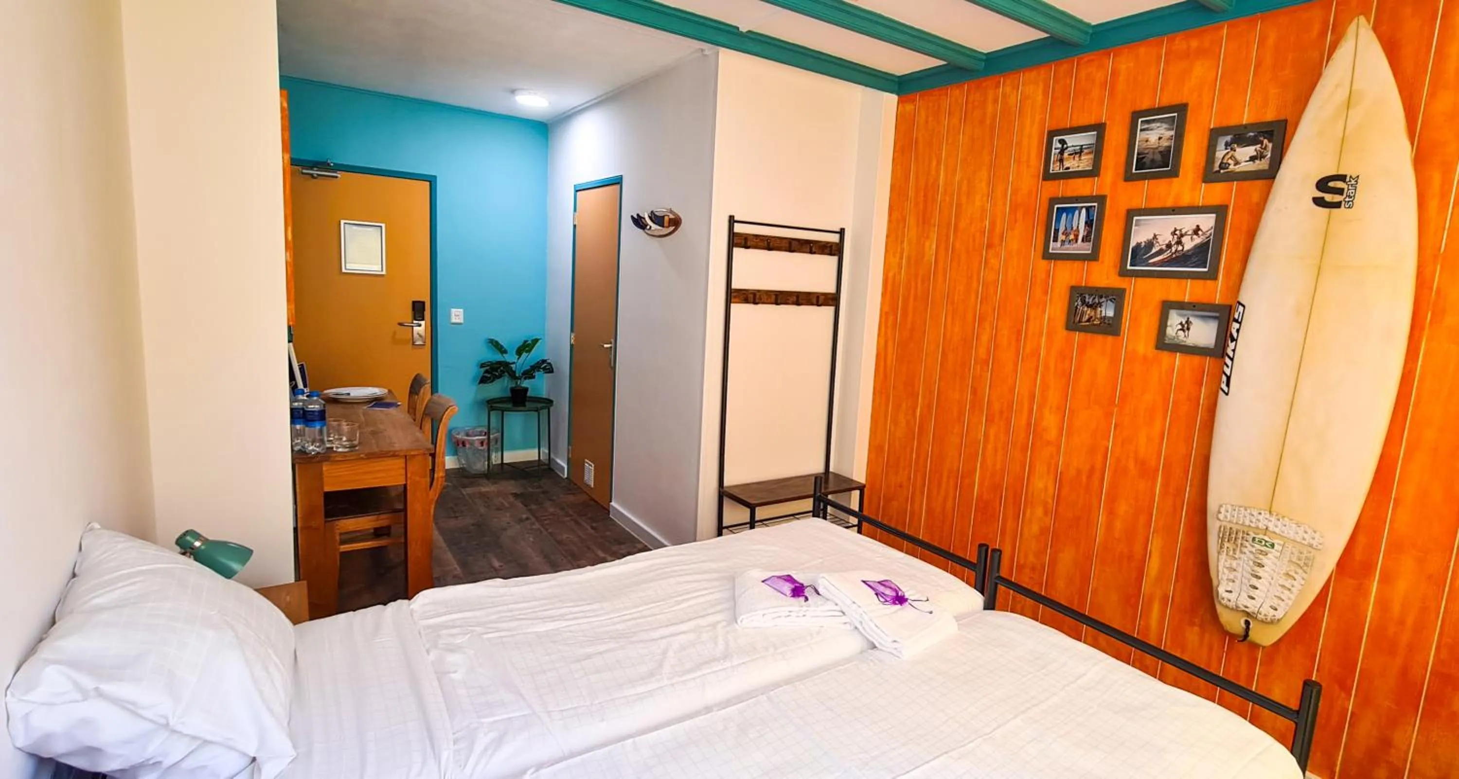 Property building, Bed in The Flying Pig Beach Hostel Age 18 to 40