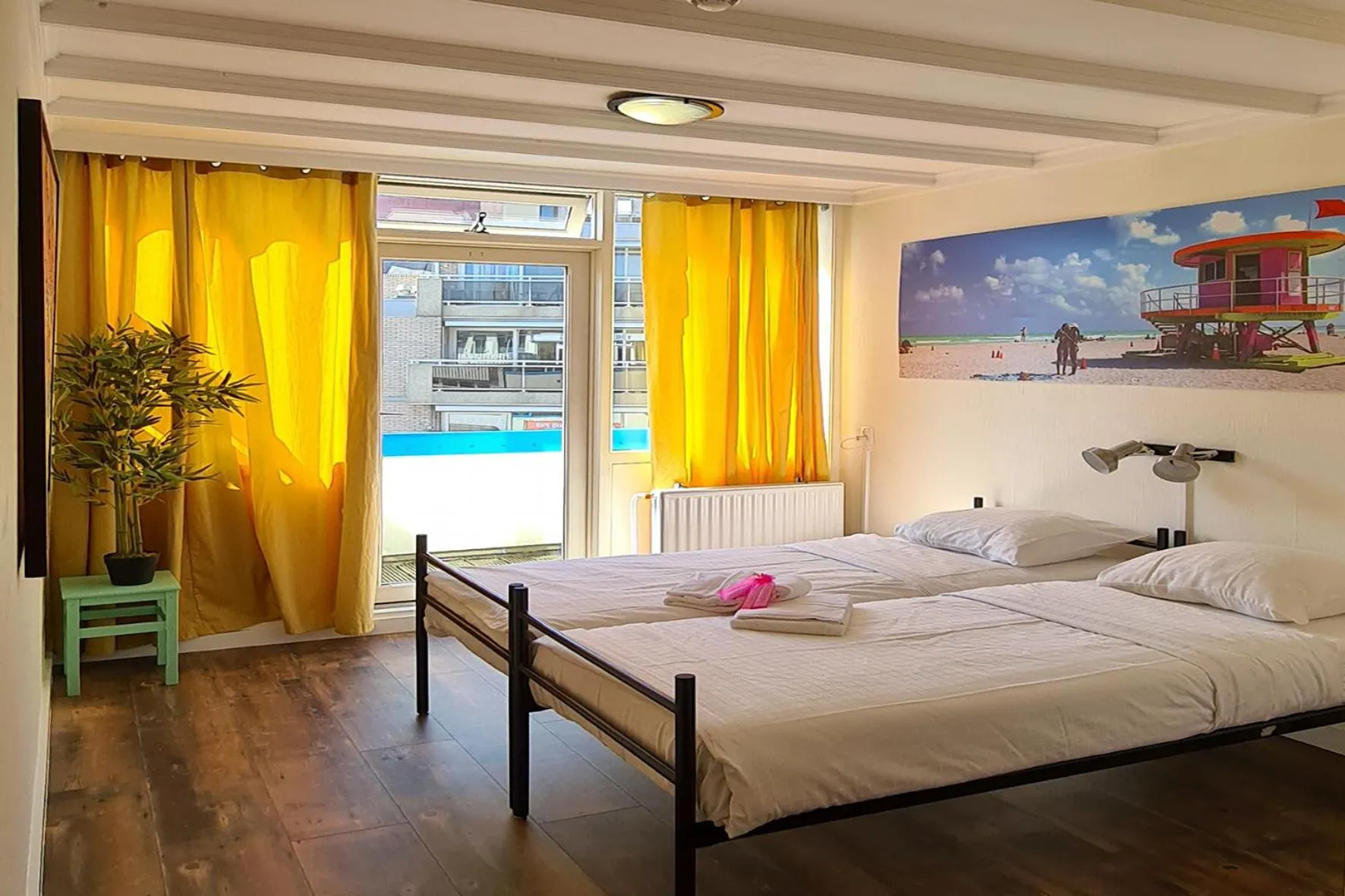 Bedroom, Bed in The Flying Pig Beach Hostel Age 18 to 40