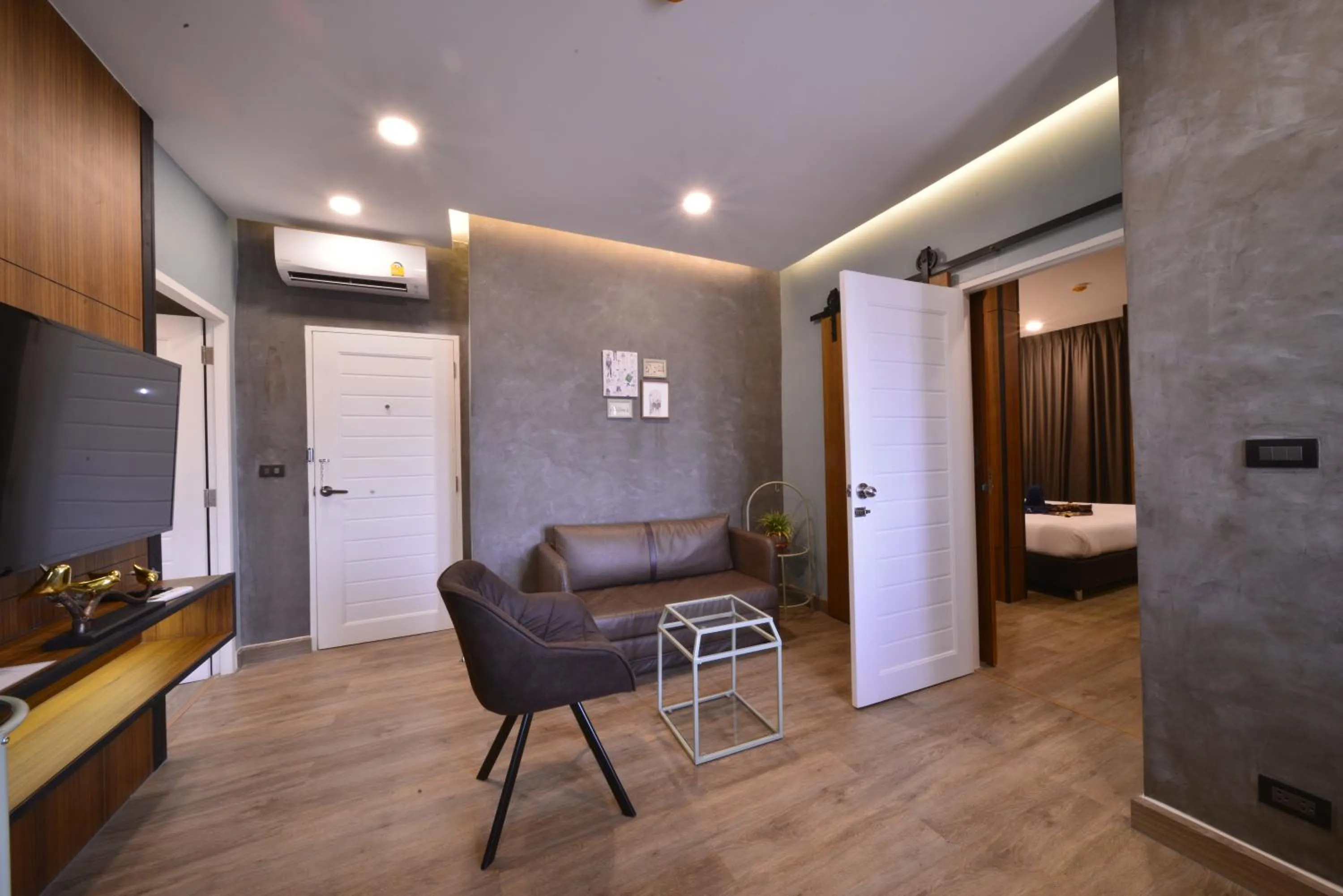 Living room, Bed in Sureena Hotel