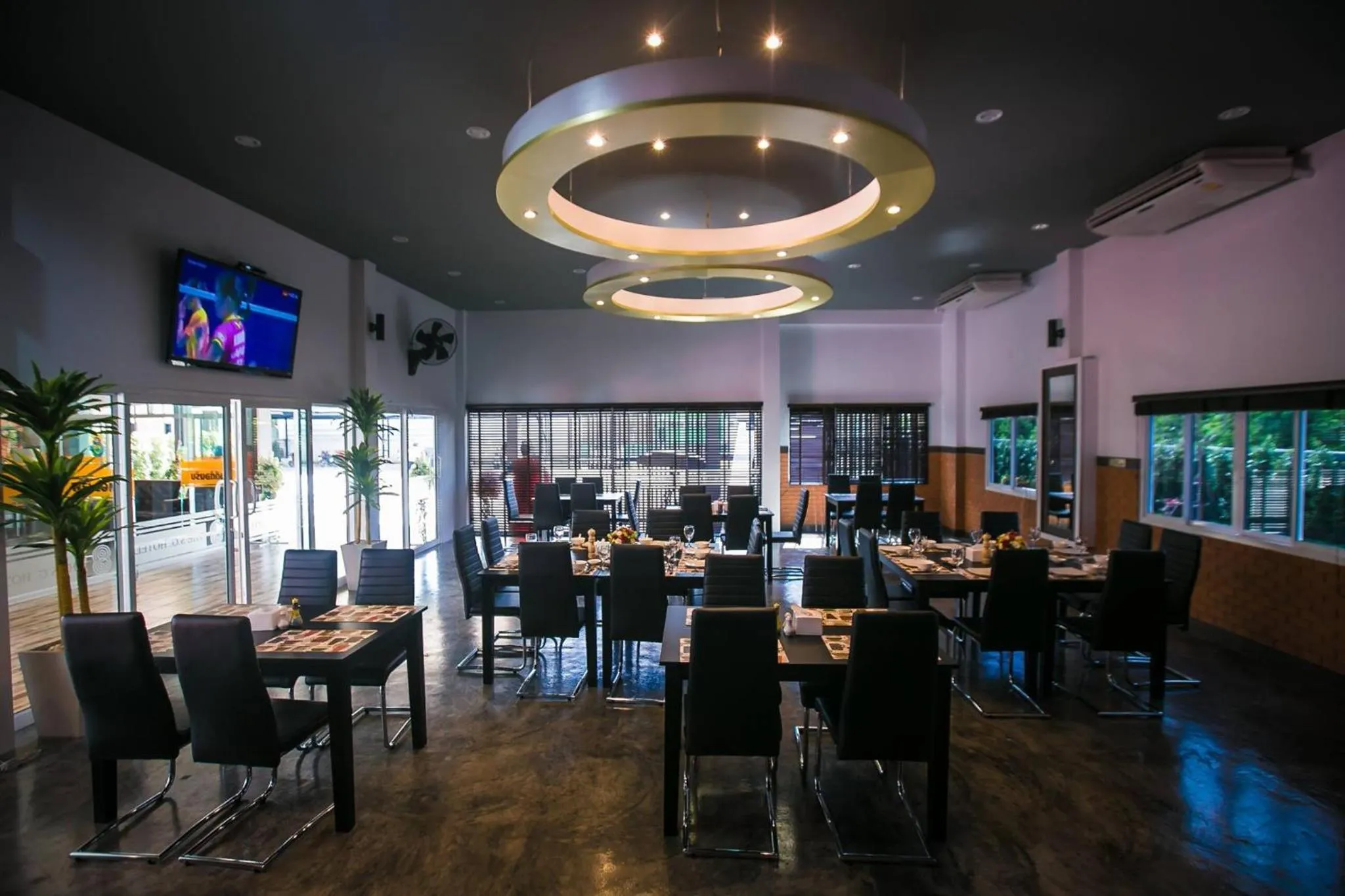 Restaurant/places to eat in The S.G Hotel