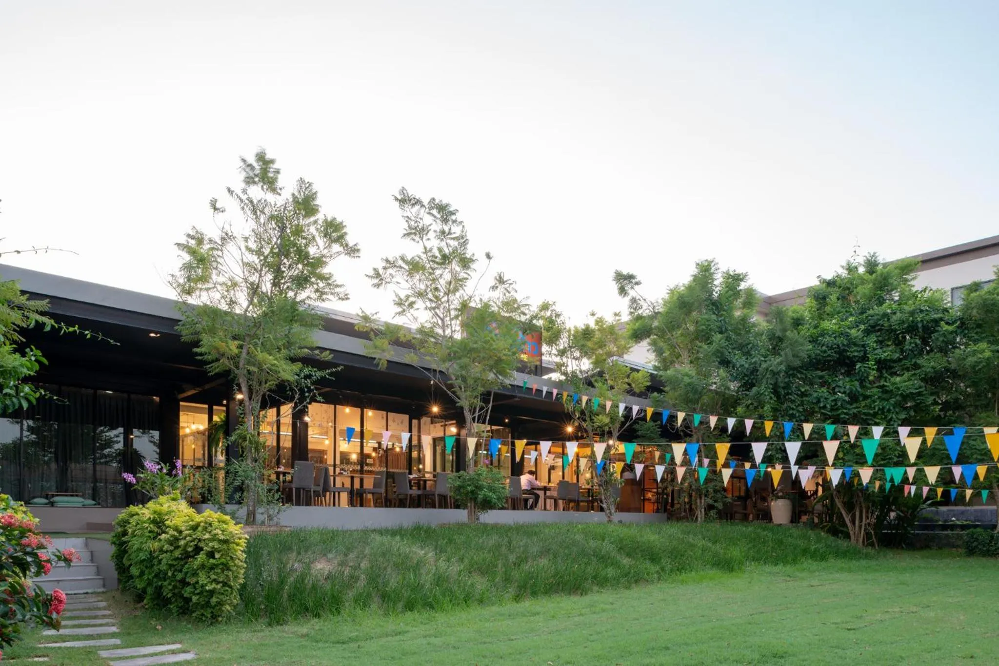 Restaurant/places to eat in Navela Hotel & Convention