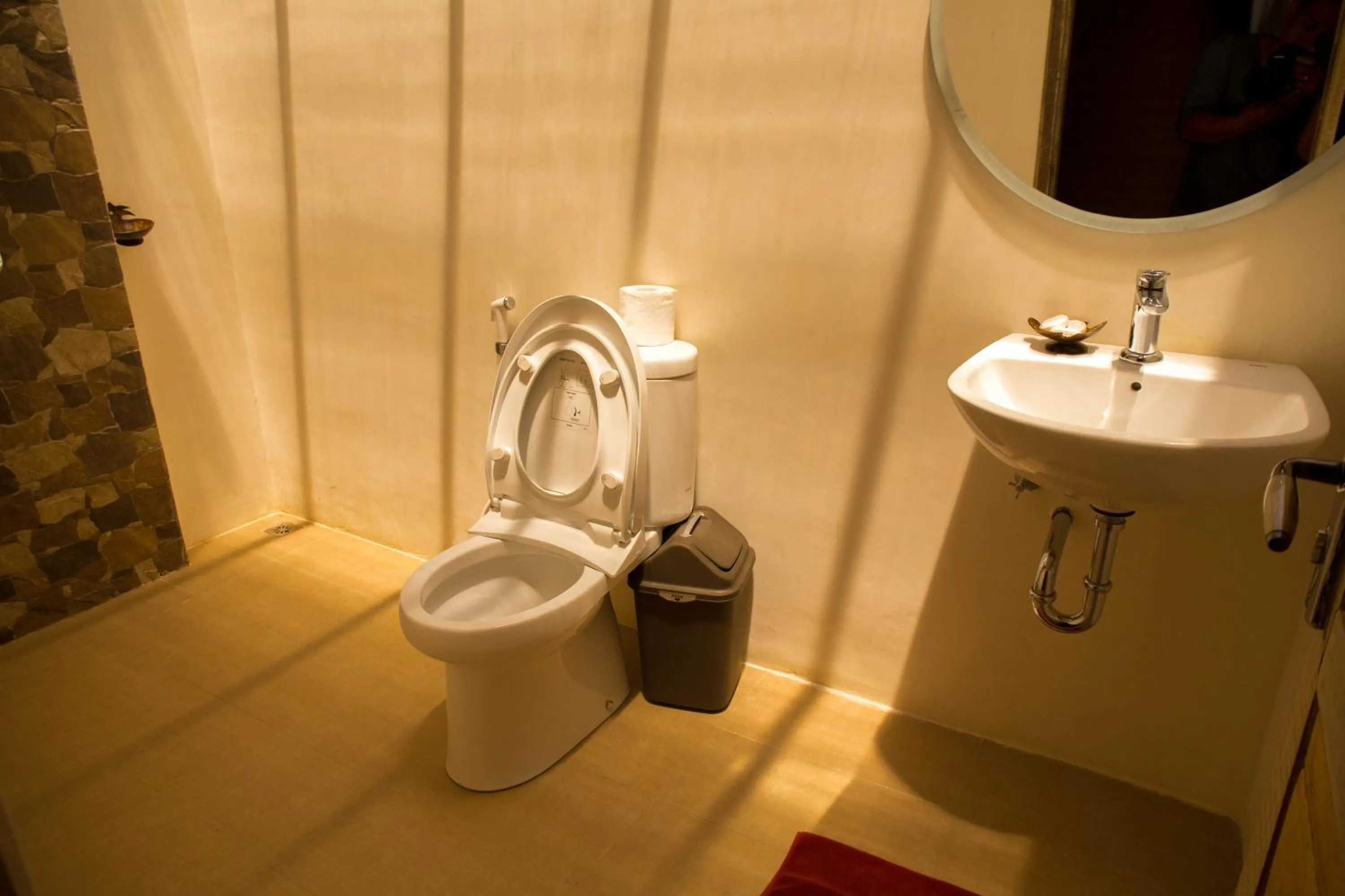 Toilet in Bersila La Maison Du Bonheur