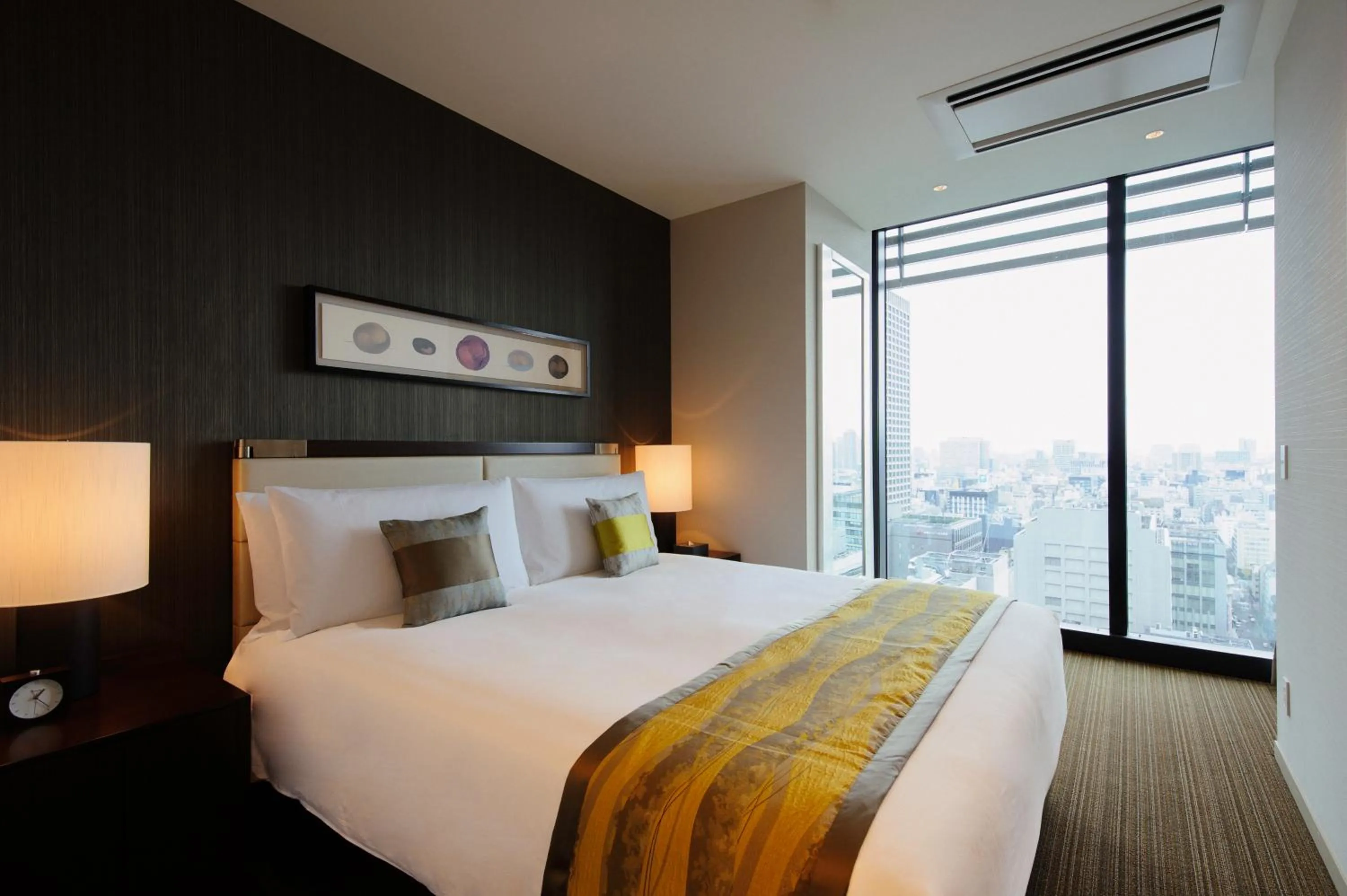 Bed in Oakwood Premier Tokyo