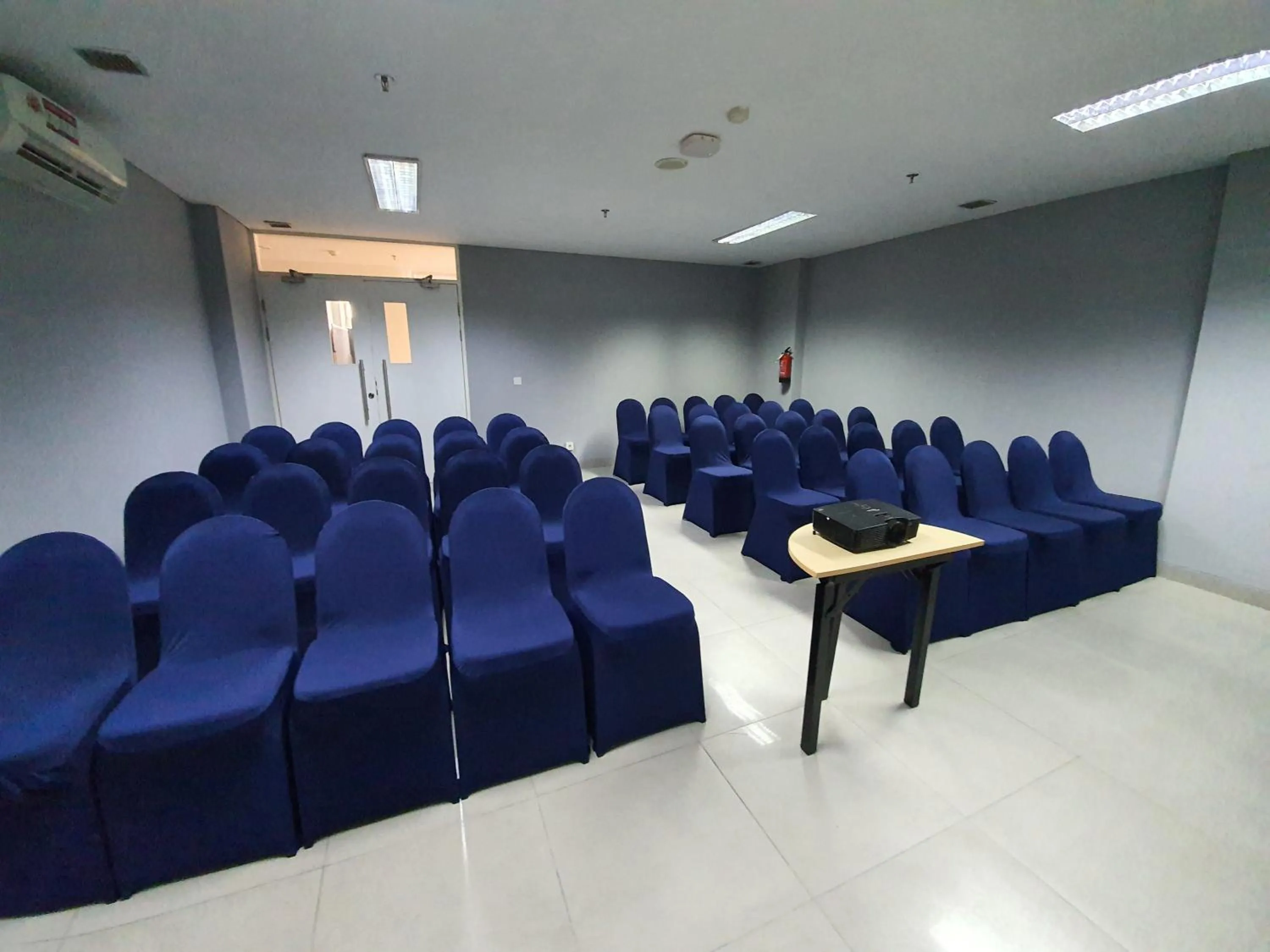 Business facilities in POP! Hotel Diponegoro