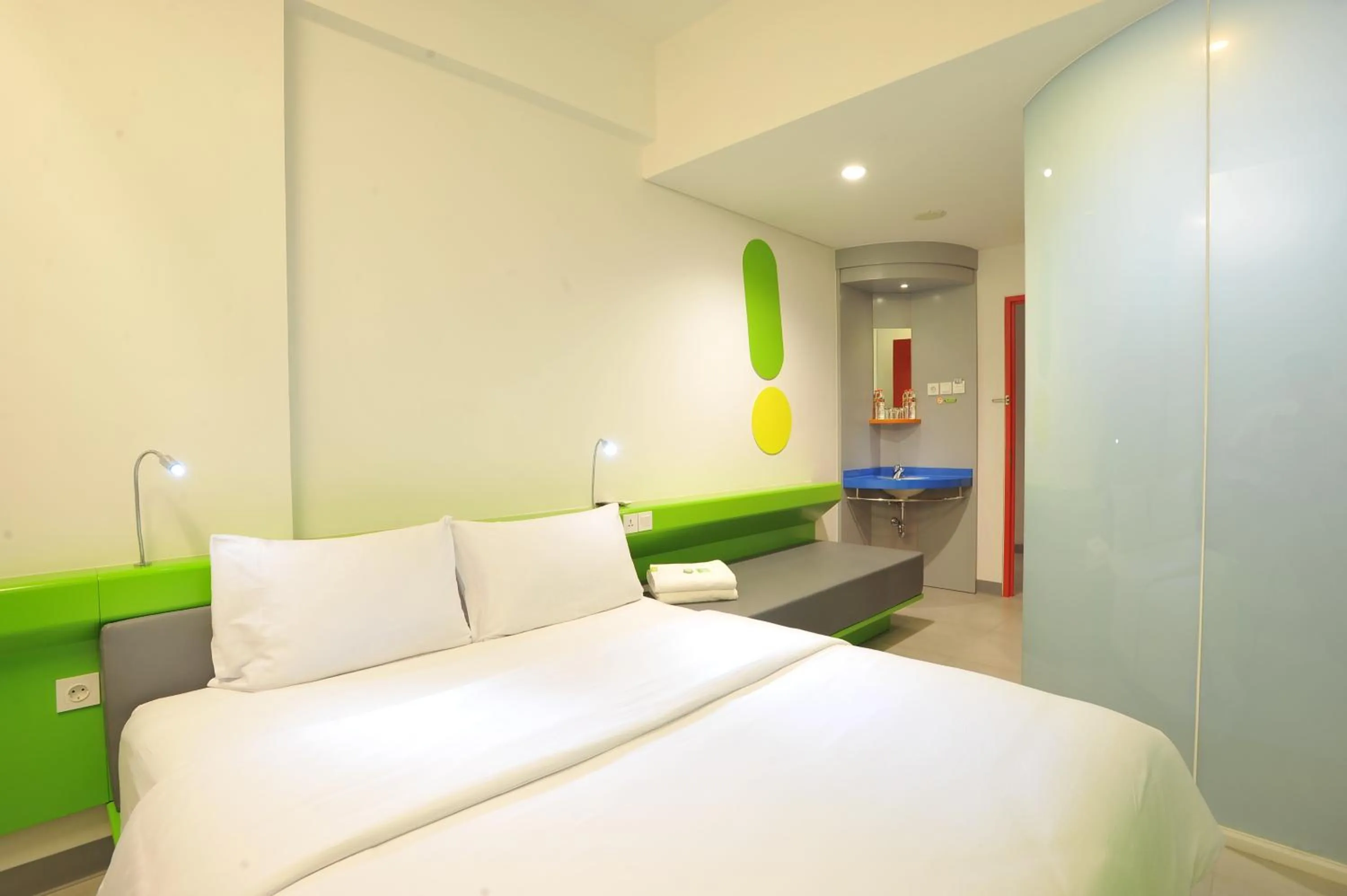 Photo of the whole room, Bed in POP! Hotel Diponegoro