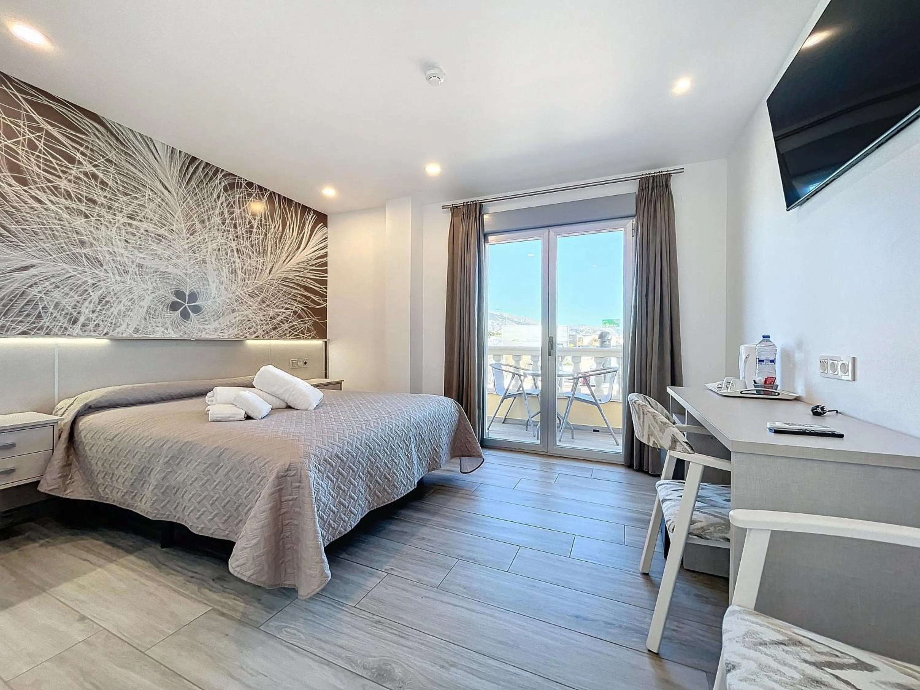 Balcony/Terrace, Bed in Hotel Noguera El Albir