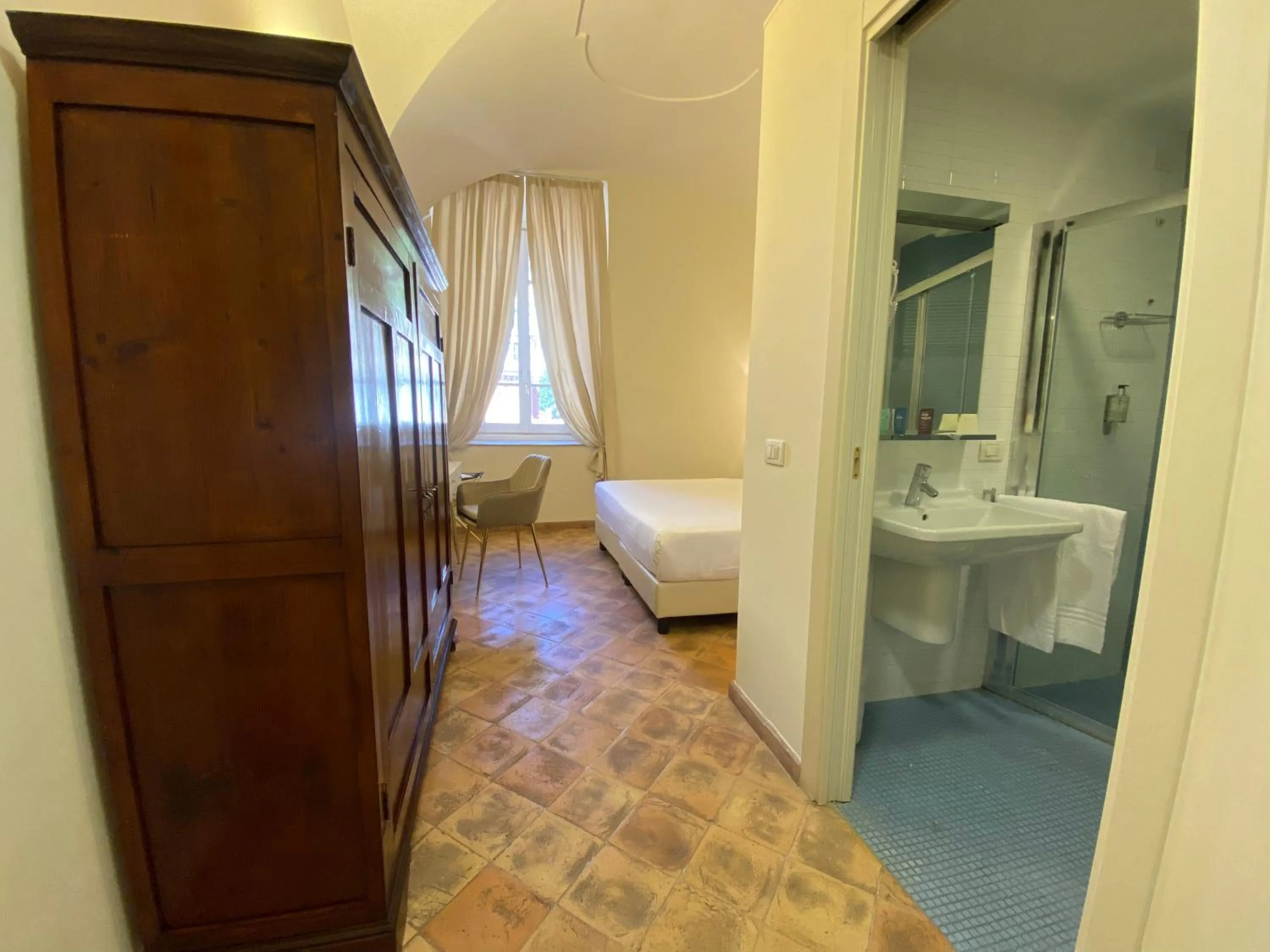 Bathroom, Bed in Basilica Hotel