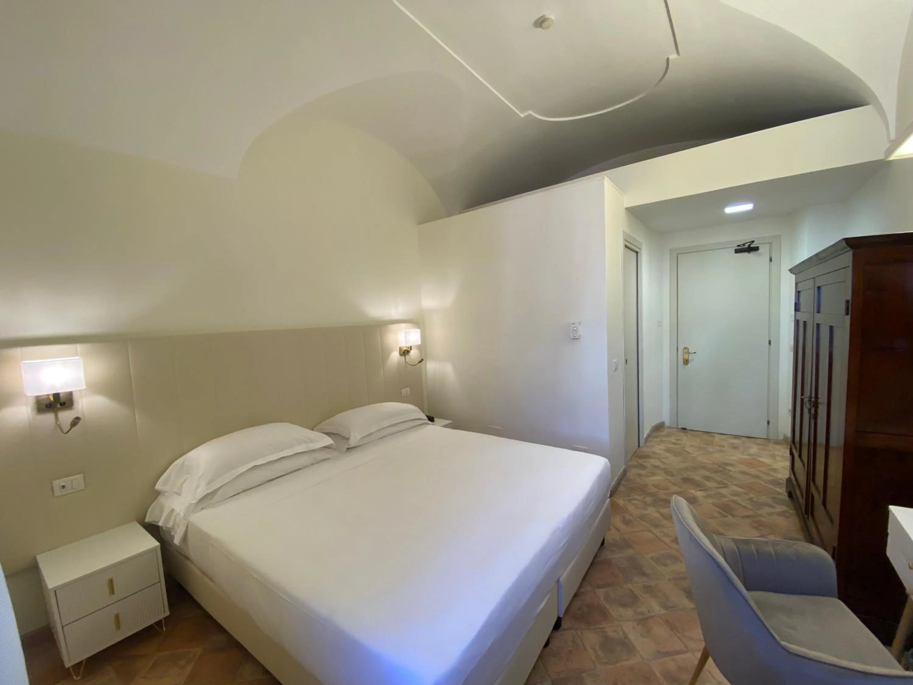 Photo of the whole room, Bed in Basilica Hotel