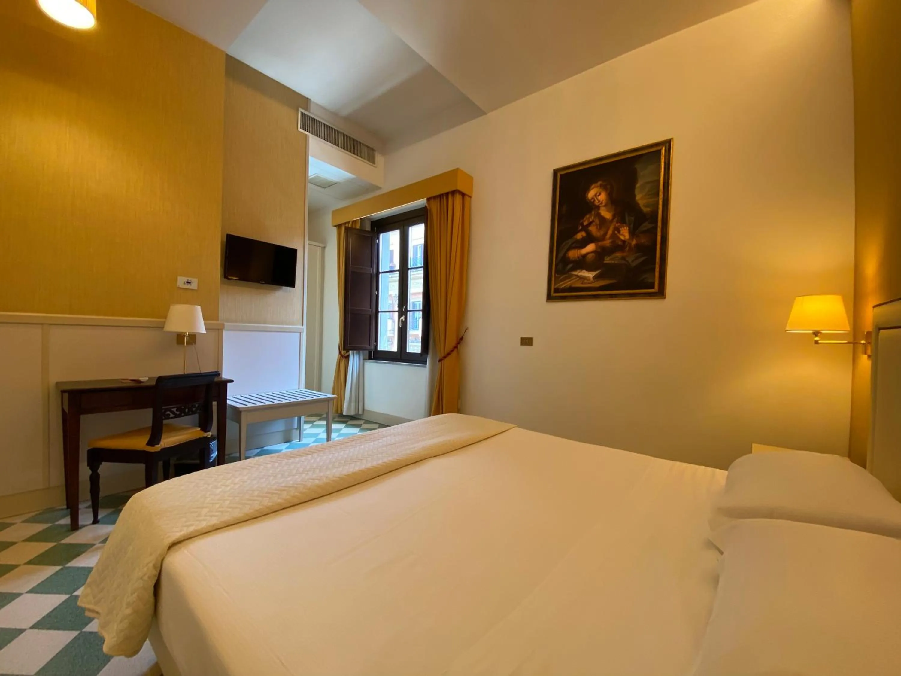 Photo of the whole room, Bed in Basilica Hotel