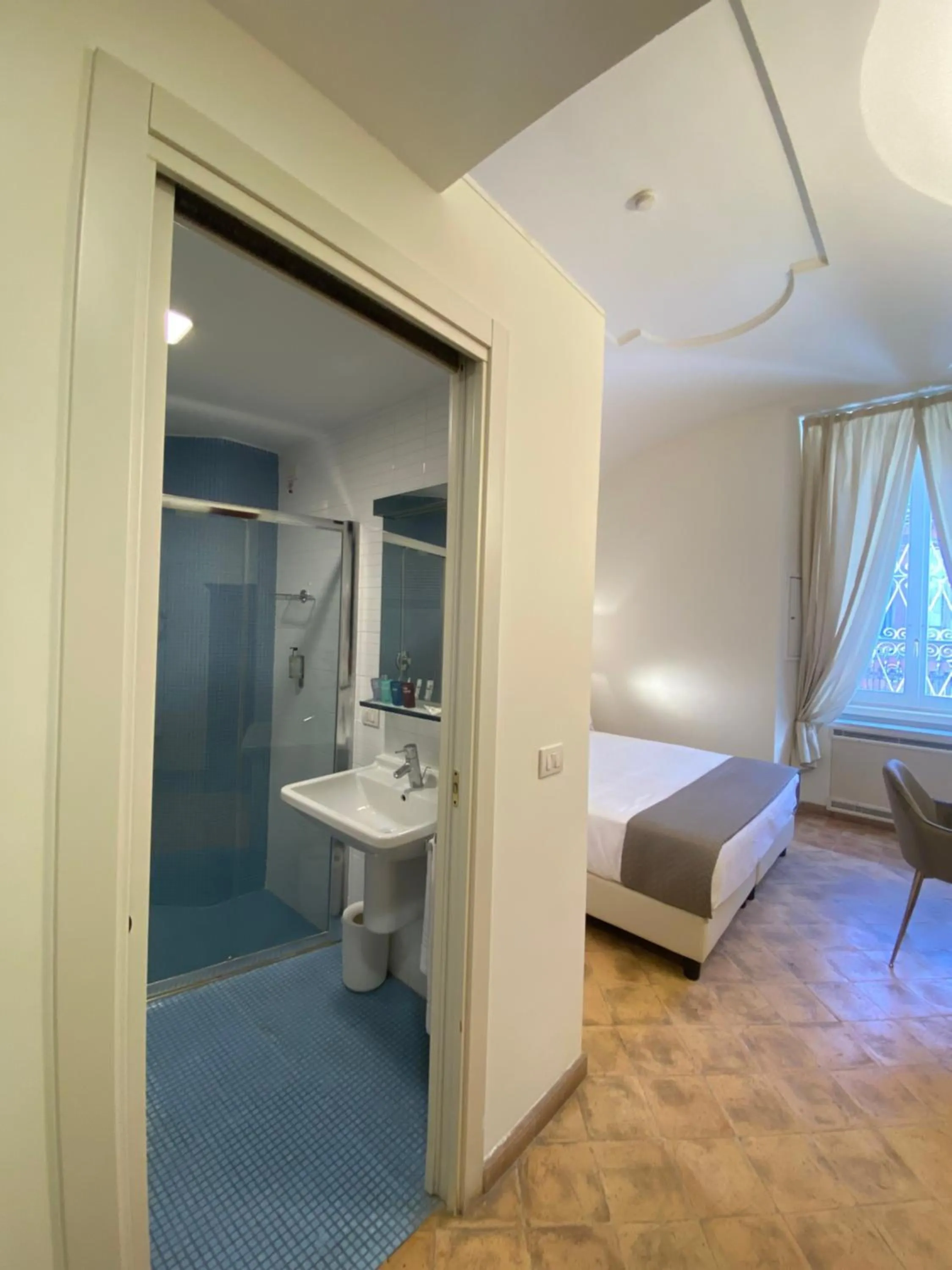 Bathroom, Bed in Basilica Hotel