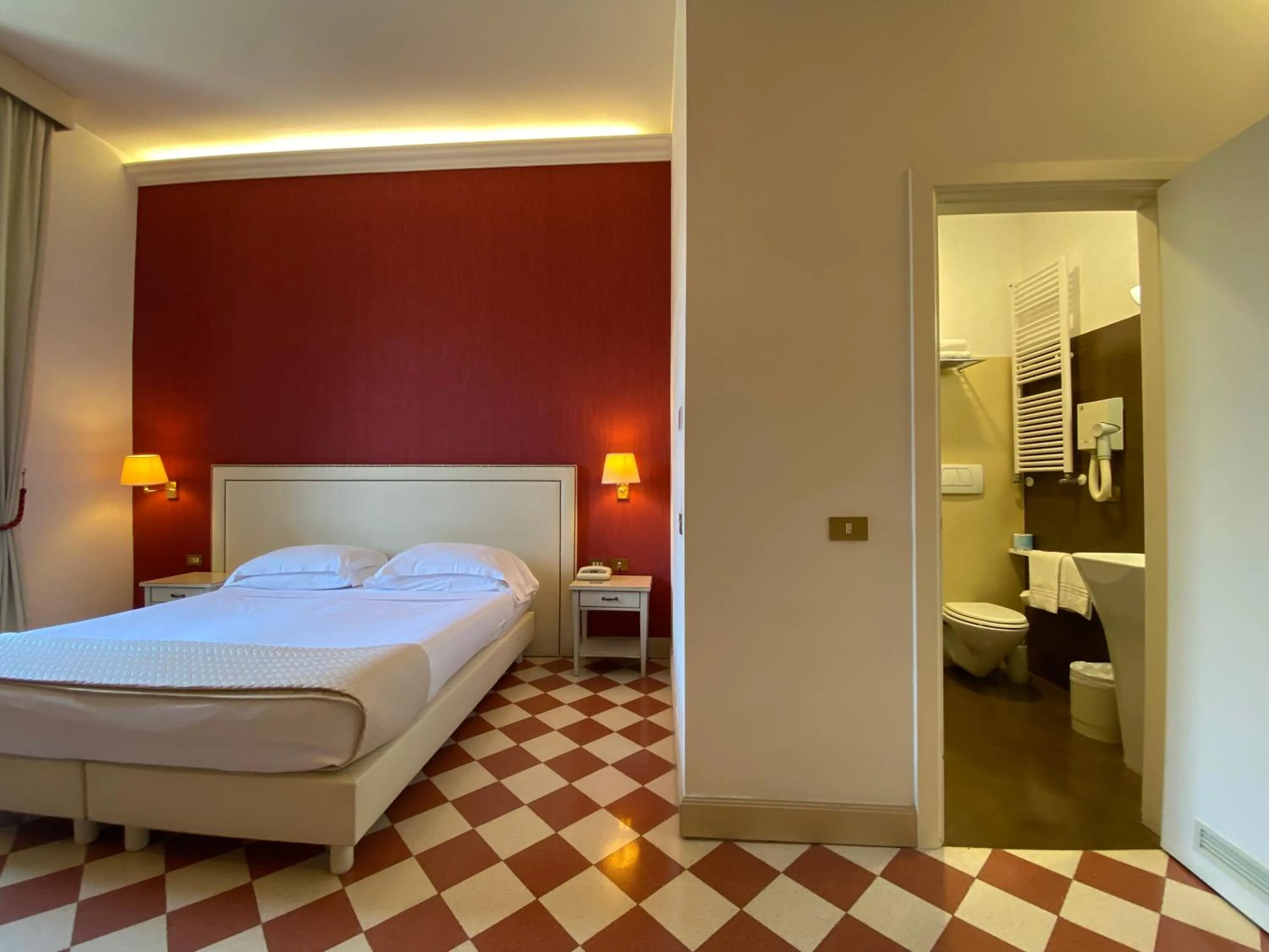 Bathroom, Bed in Basilica Hotel