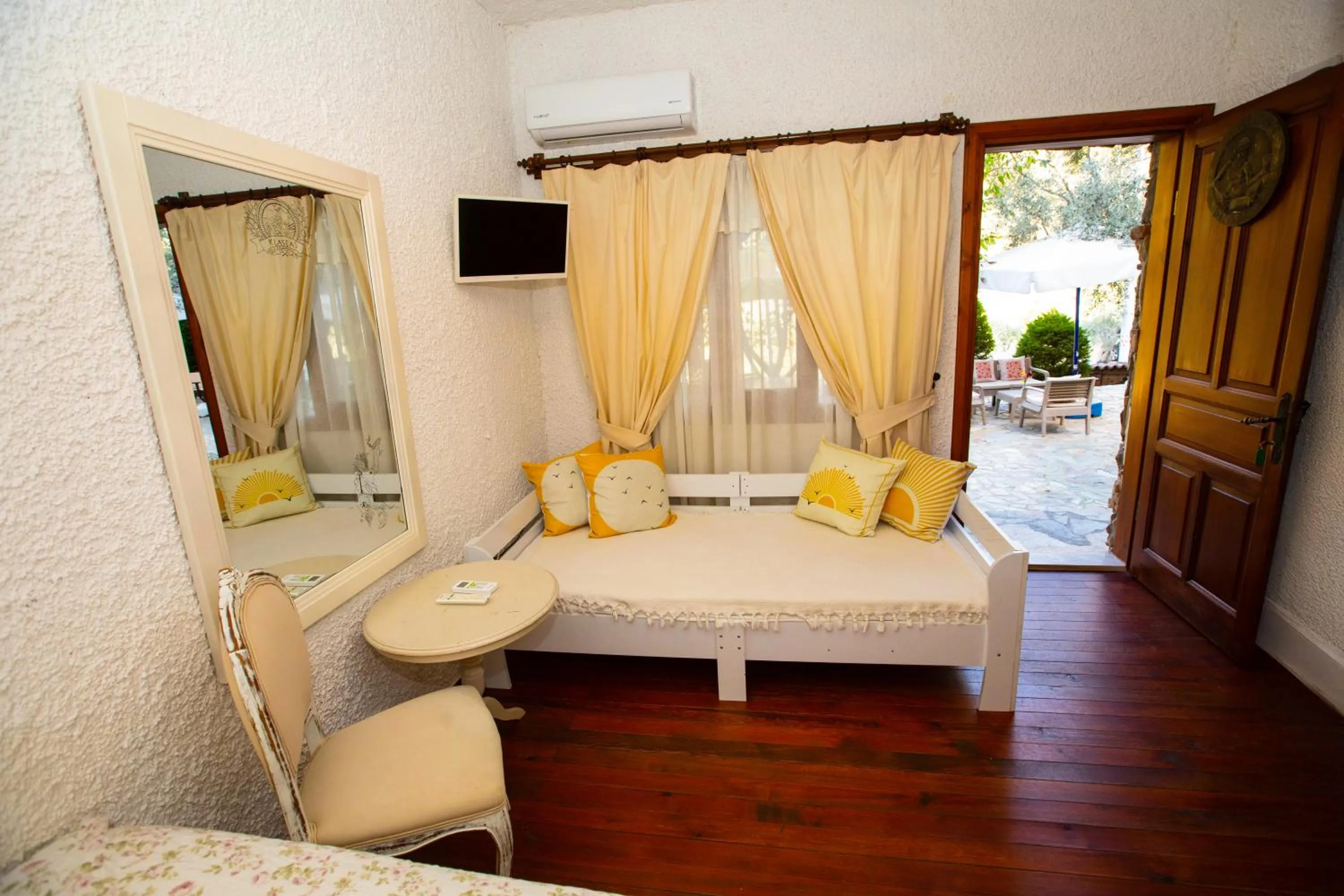 TV and multimedia, Bed in Şirince Klaseas Hotel&Restaurant