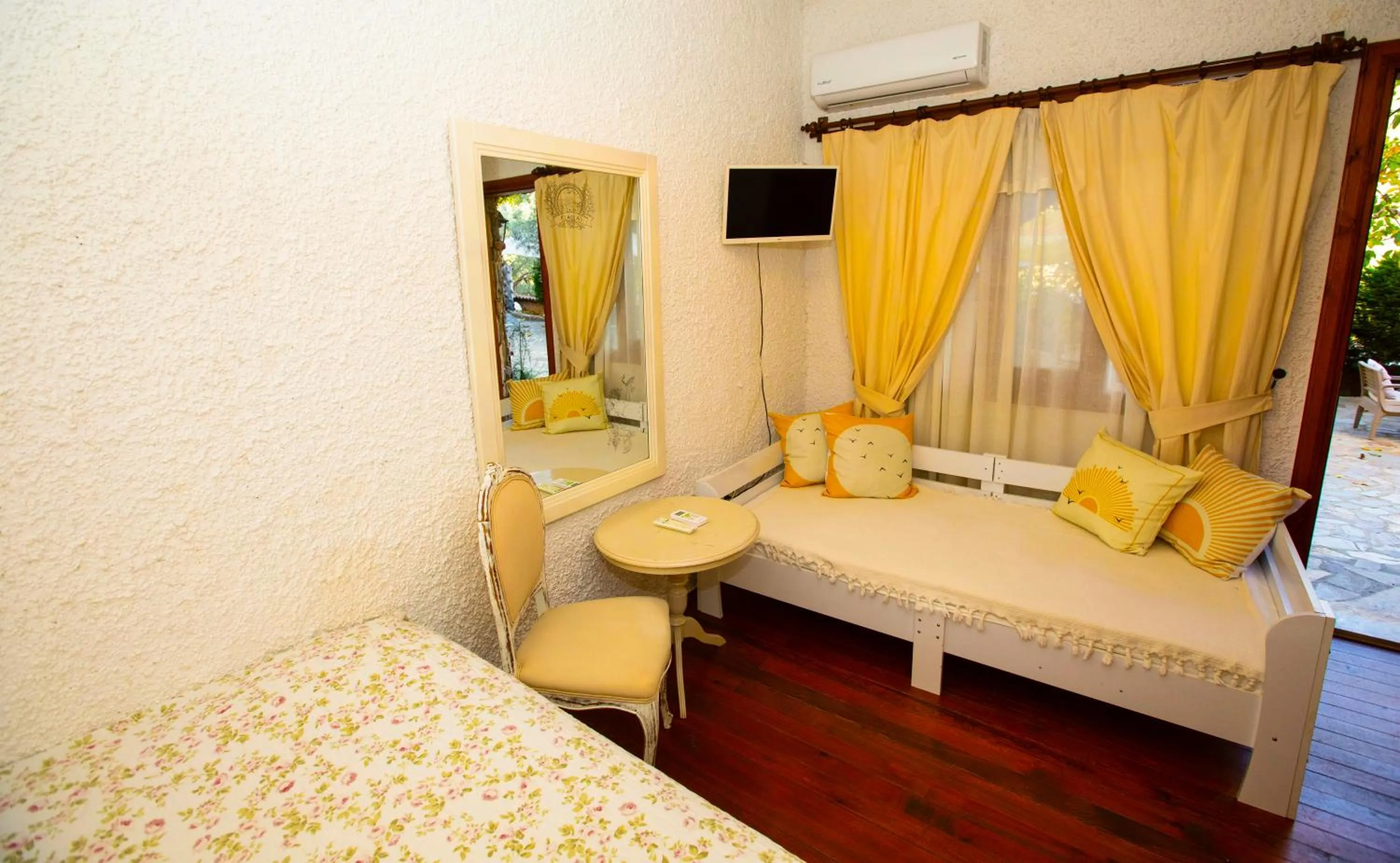 Seating area, Bed in Şirince Klaseas Hotel&Restaurant