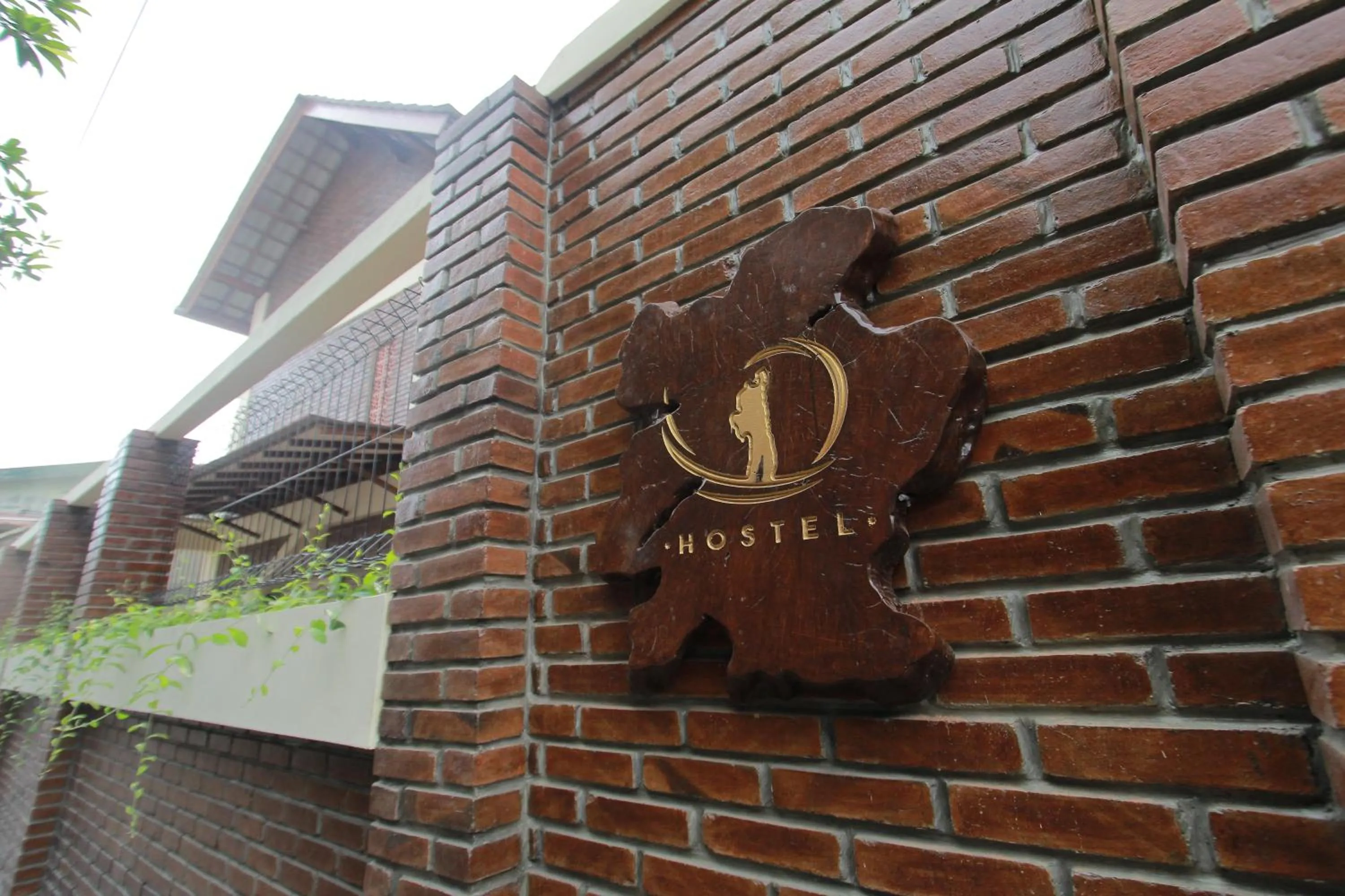 Property logo or sign in De Hostel Yogyakarta