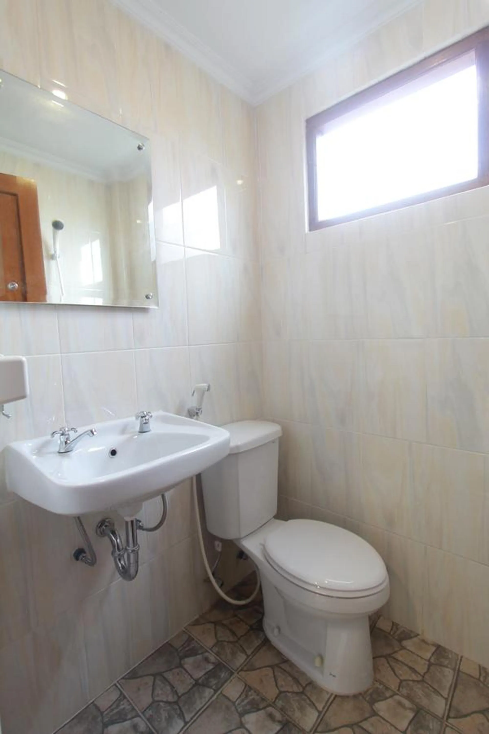 Shower in De Hostel Yogyakarta