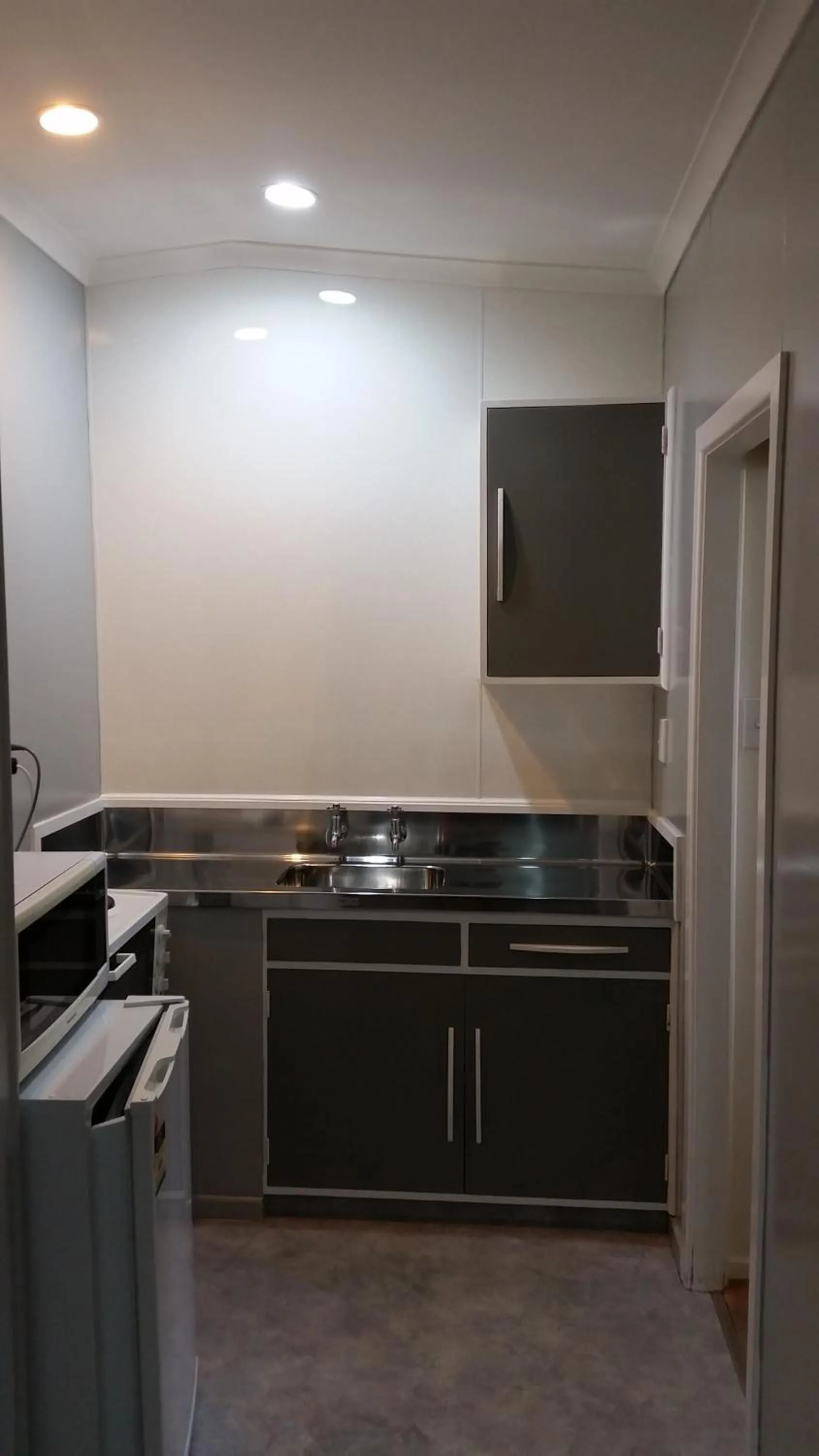 Kitchen or kitchenette in Mahoe Motel