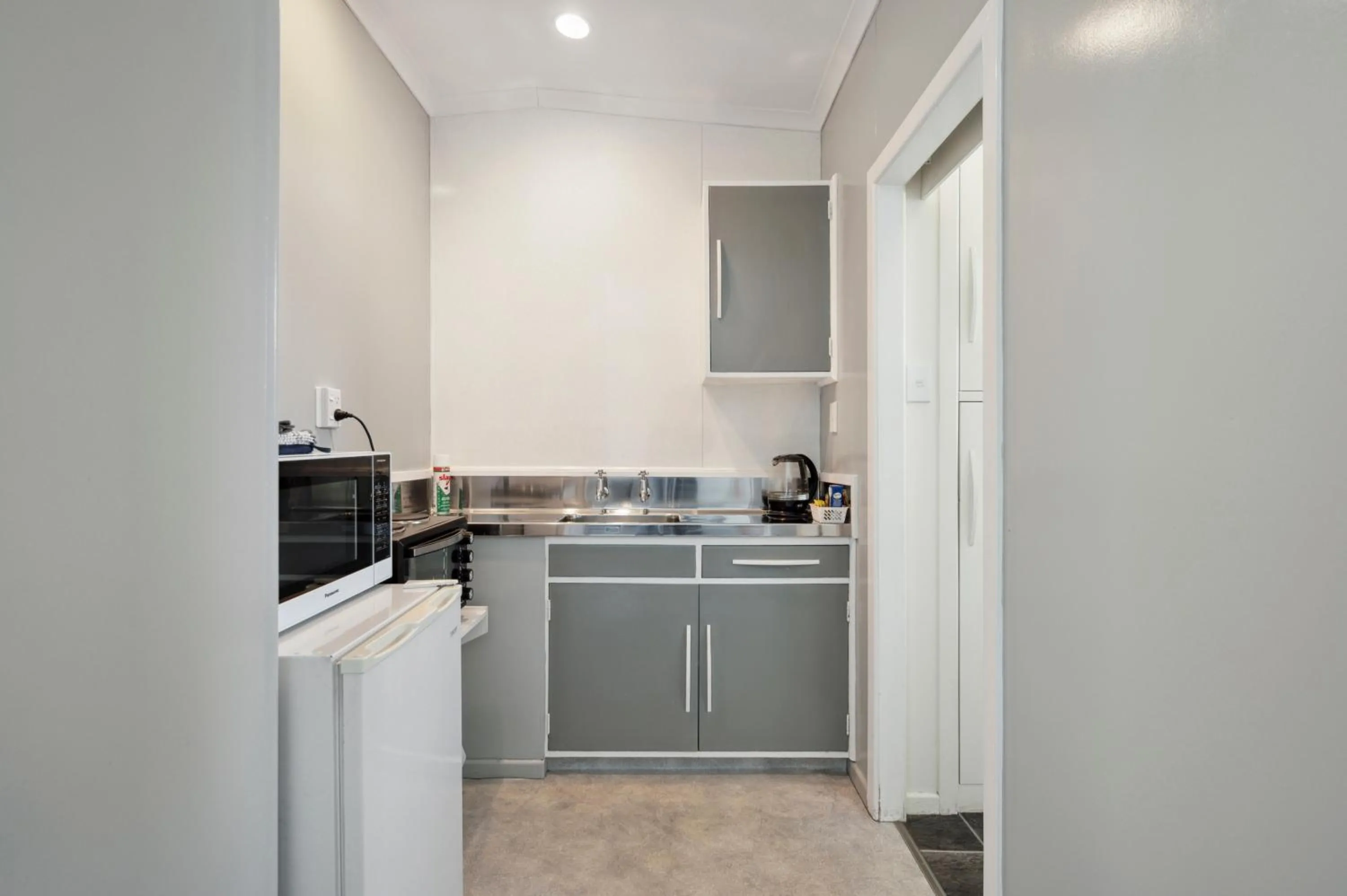 Kitchen or kitchenette in Mahoe Motel