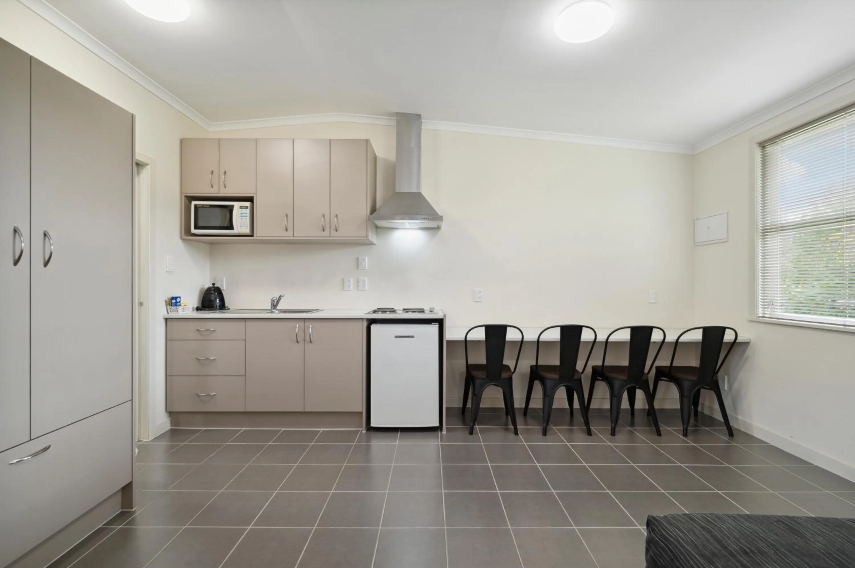 Kitchen or kitchenette in Mahoe Motel