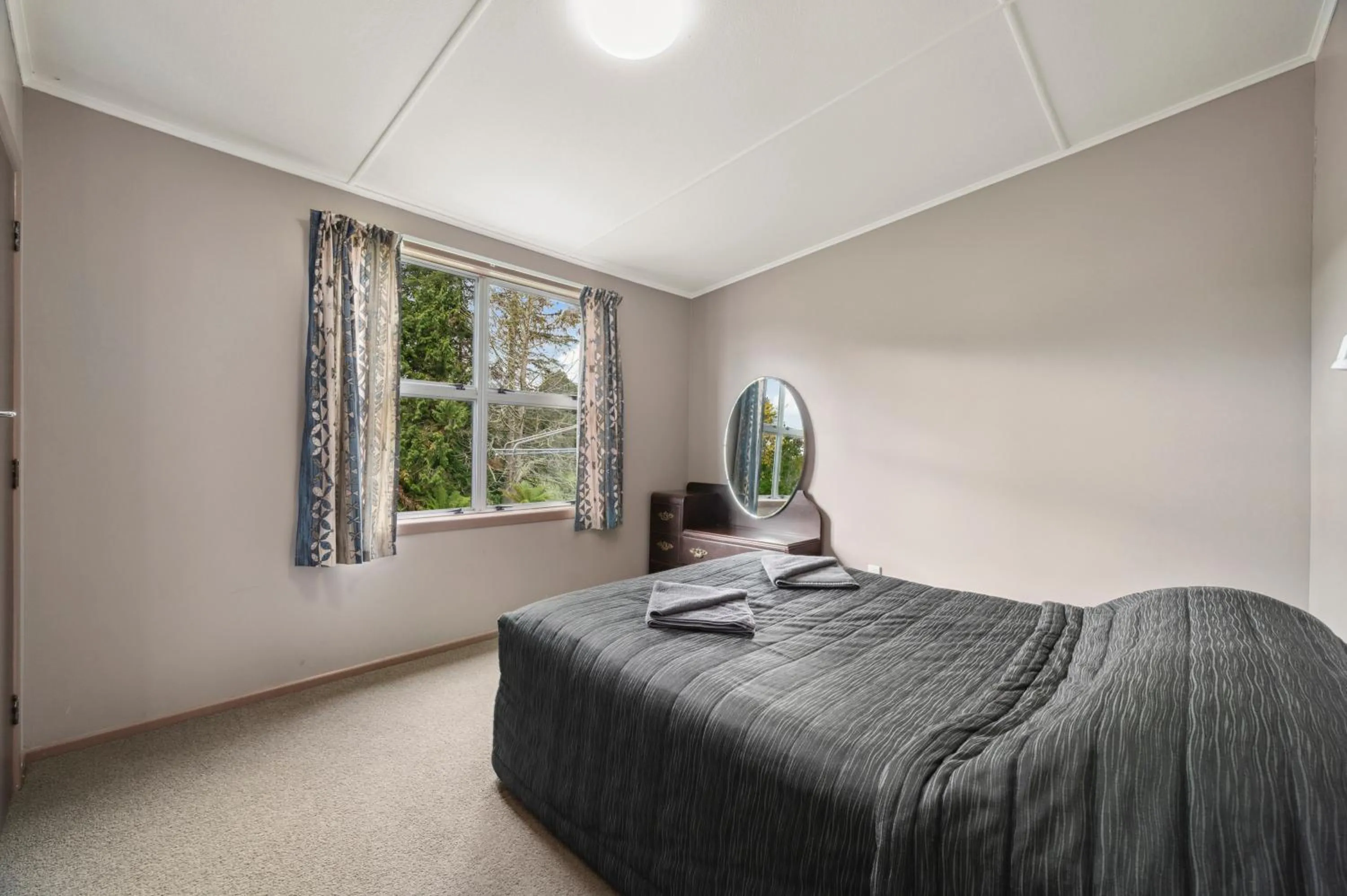 Bedroom, Bed in Mahoe Motel