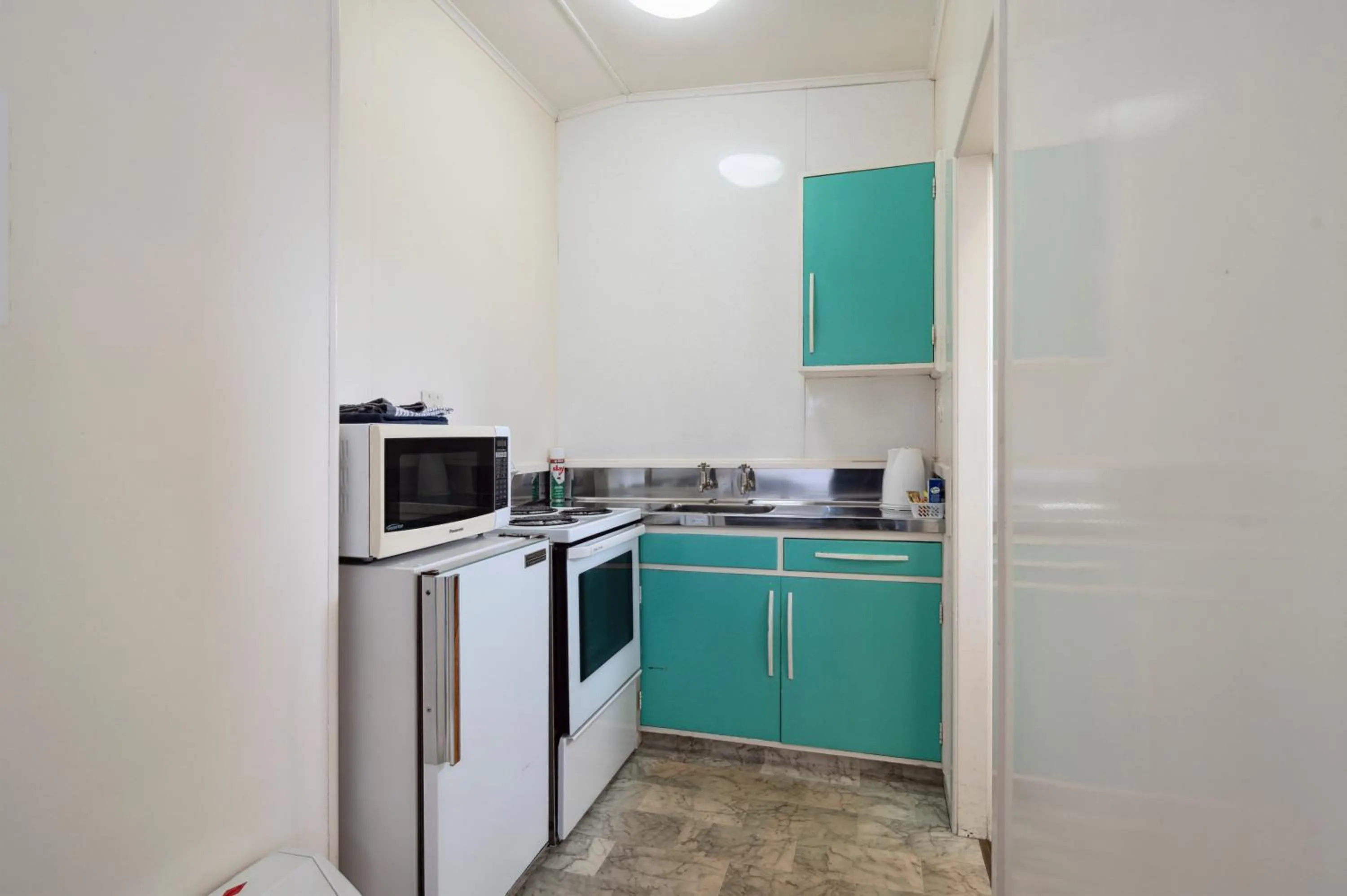 Kitchen or kitchenette in Mahoe Motel
