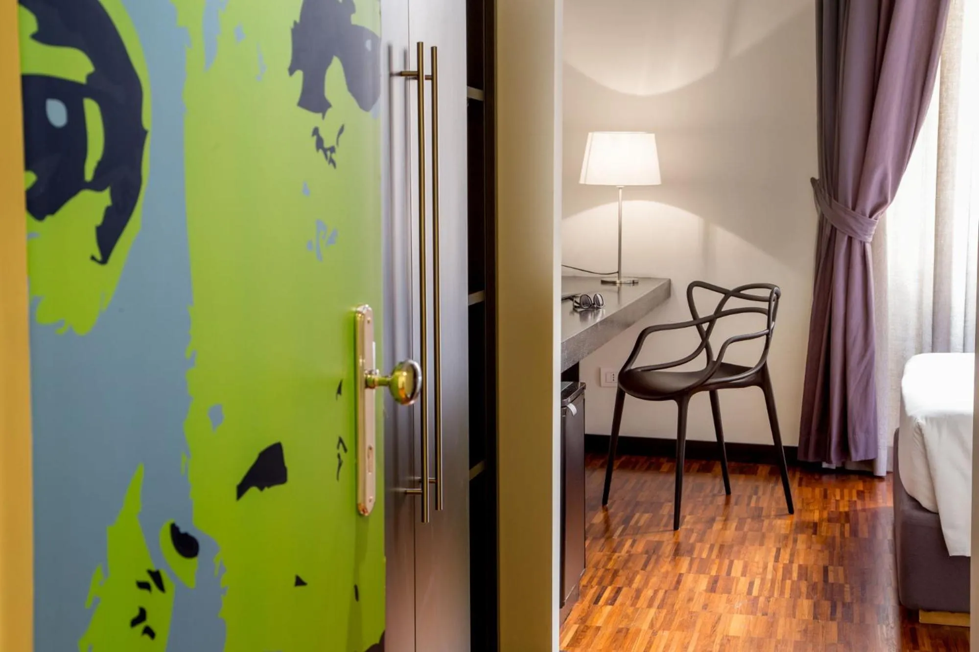 Photo of the whole room, Bed in Suitedreams