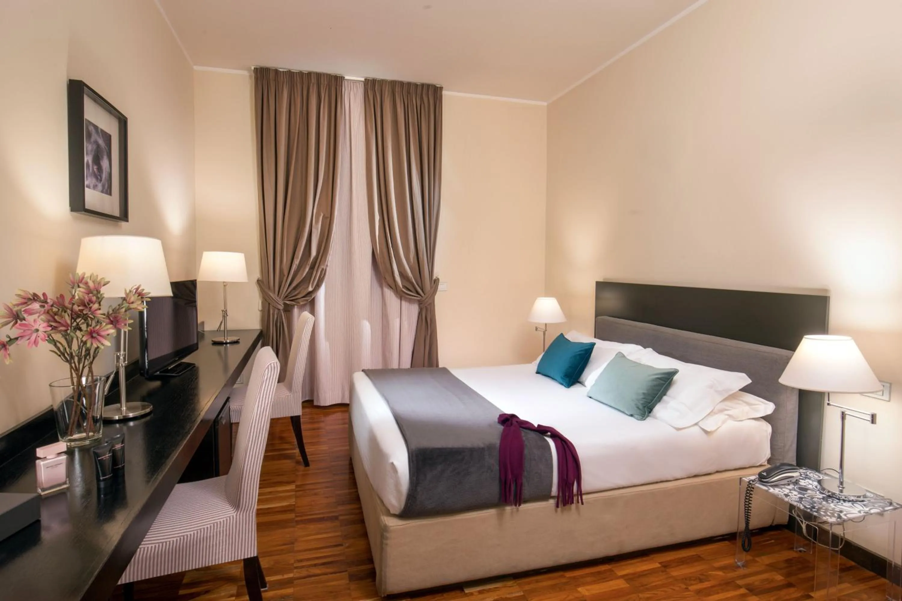 Photo of the whole room, Bed in Suitedreams