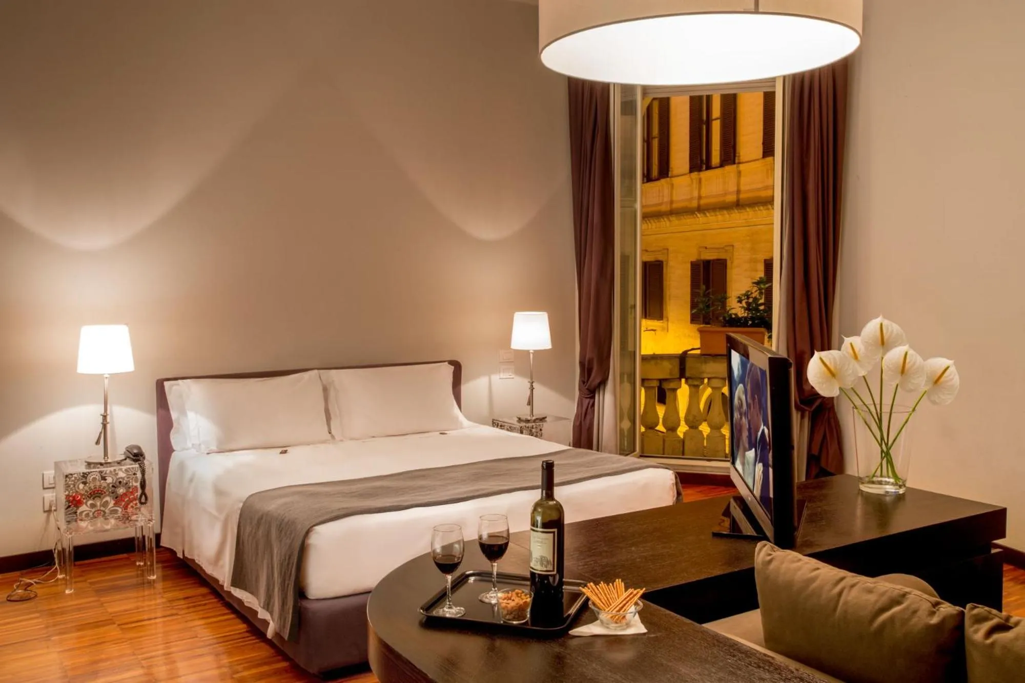 Photo of the whole room, Bed in Suitedreams