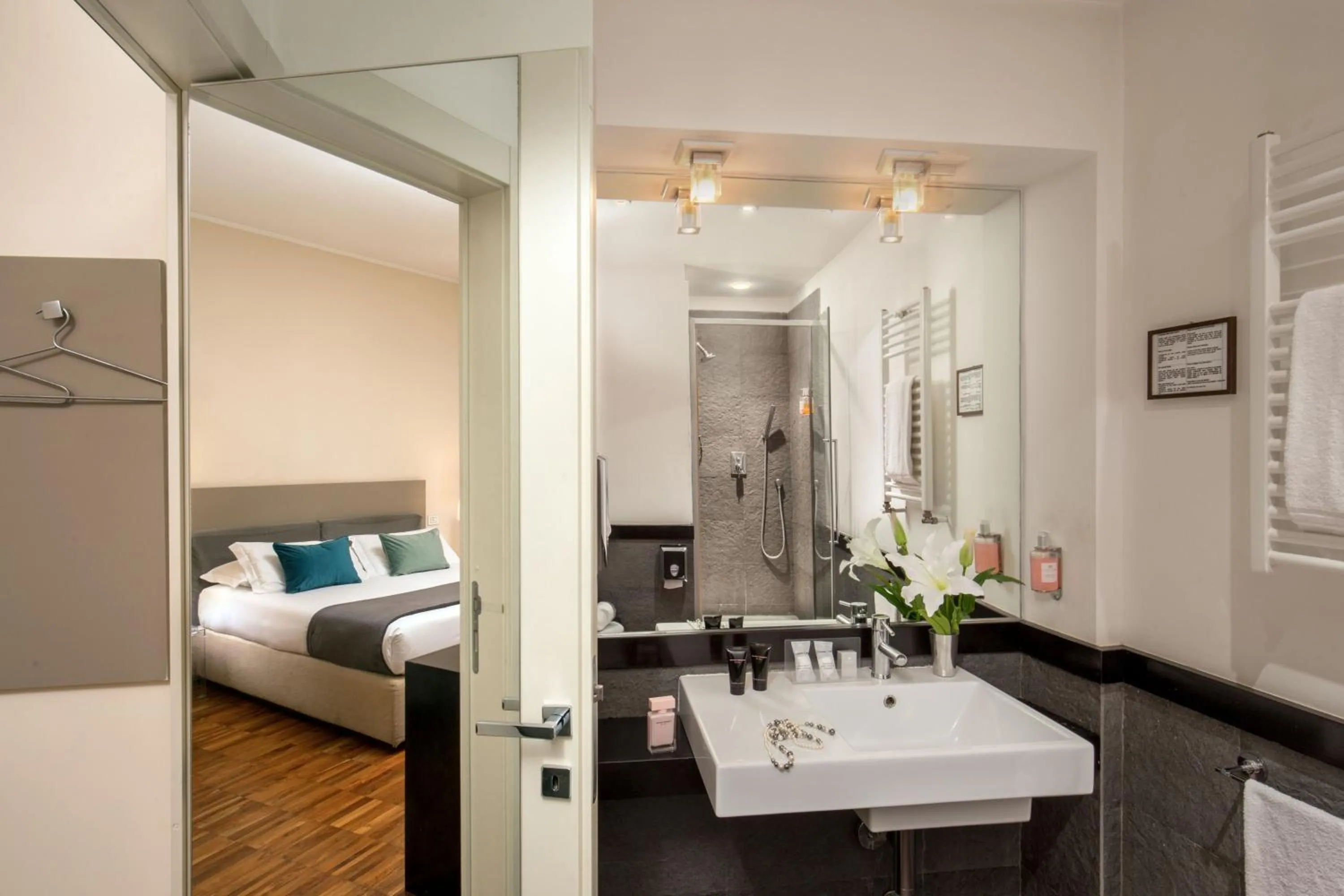 Shower, Bed in Suitedreams