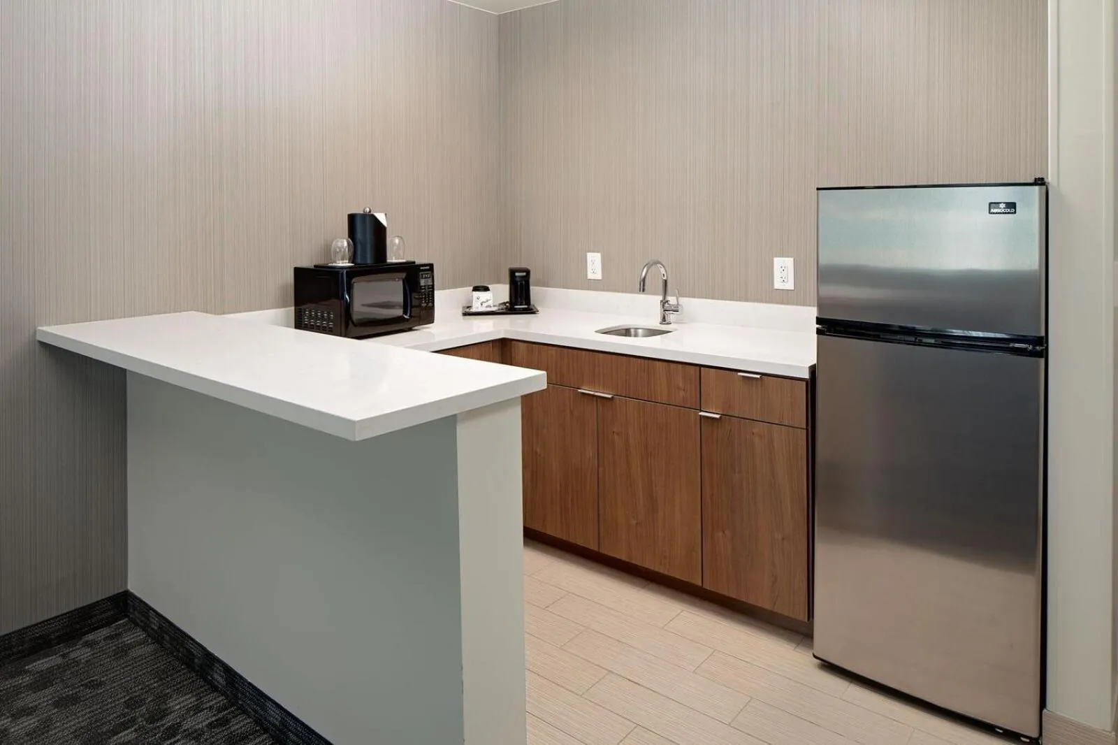 Coffee/tea facilities in Courtyard by Marriott Dallas Carrollton and Carrollton Conference Center