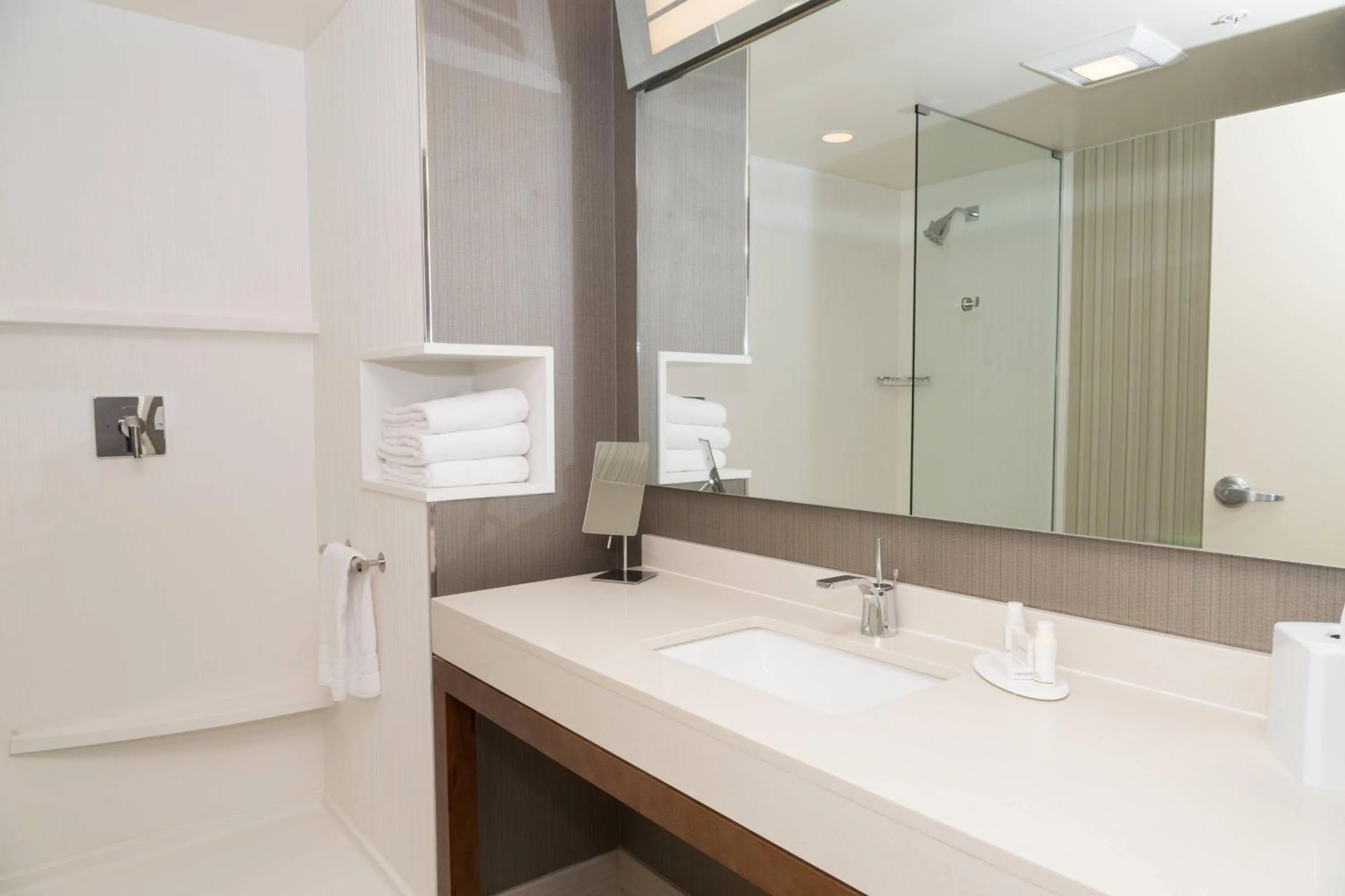 Bathroom in Courtyard by Marriott Morgantown