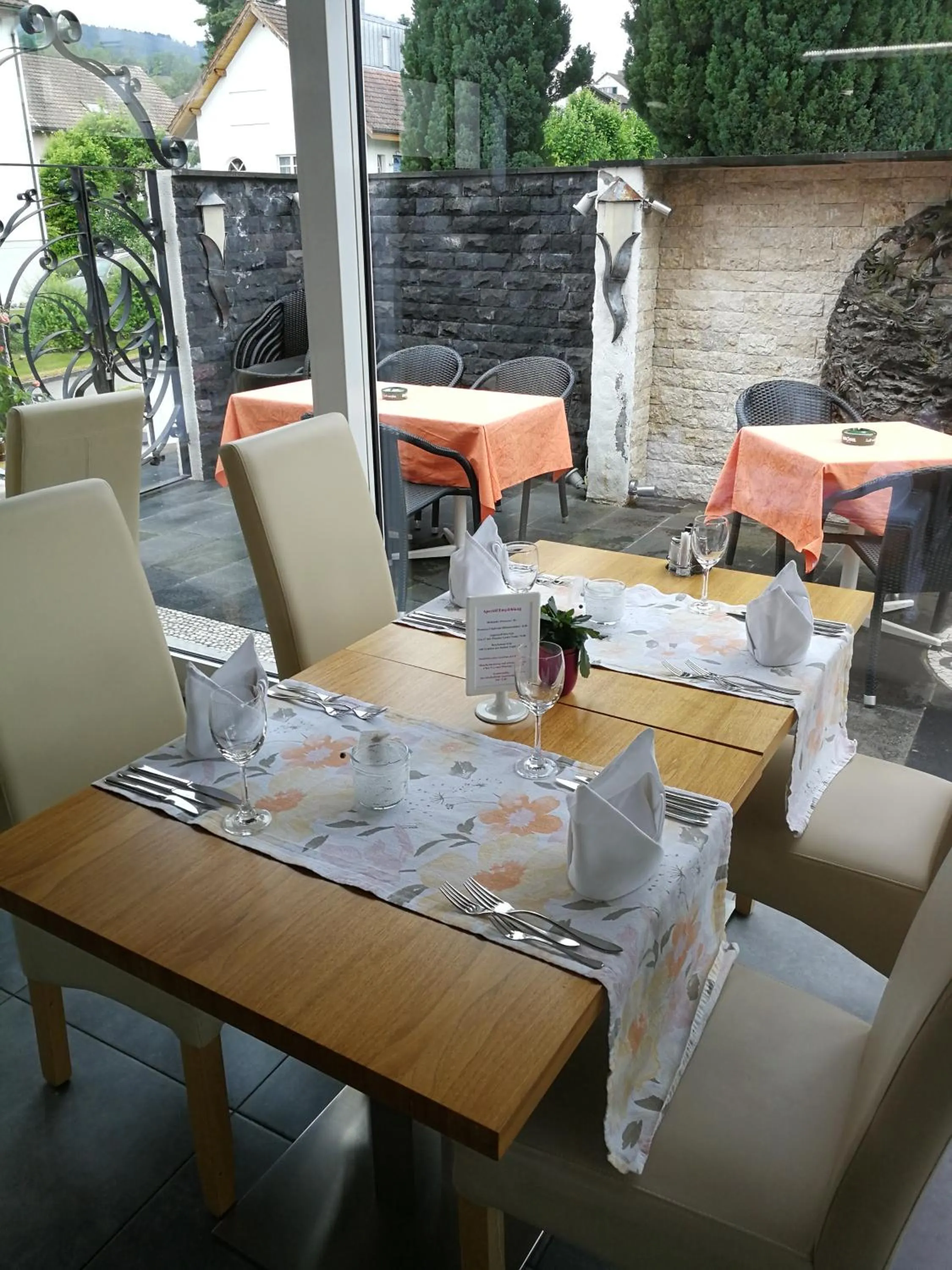 Restaurant/places to eat in Hotel Enjoy