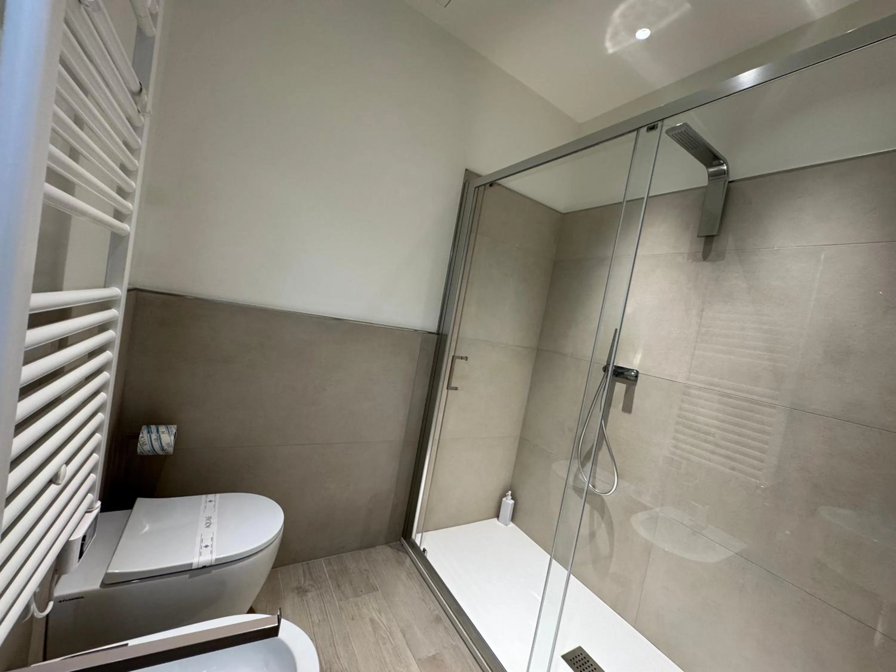 Shower in Spagna Ave